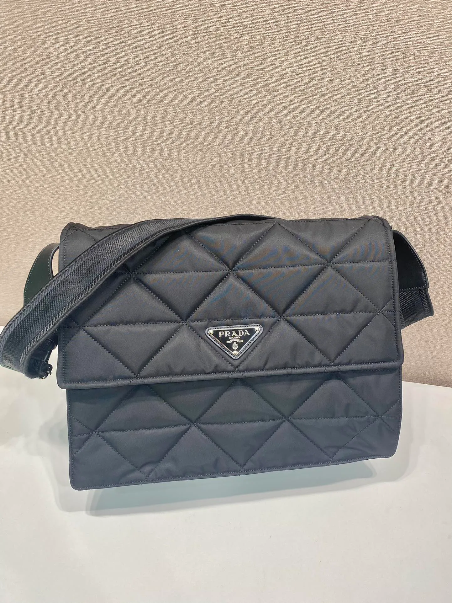 💰1520🎉New diamond pattern messenger bag🎉1BD256 diamond pattern, this shoulder bag is made of unique padded nylon and handmade diamond pattern, and is equipped with fabric shoulder straps and back pockets. The metal accessories give a touch of bright color. The overall design is low-key, luxurious and versatile, and the design looks more noble and grand. 🙊🙊If you like babies, hurry up and get it. It is a unisex model and it is a popular style that will never go out of style👏👏 Style number 1BD256, length 36x height 28x bottom 14