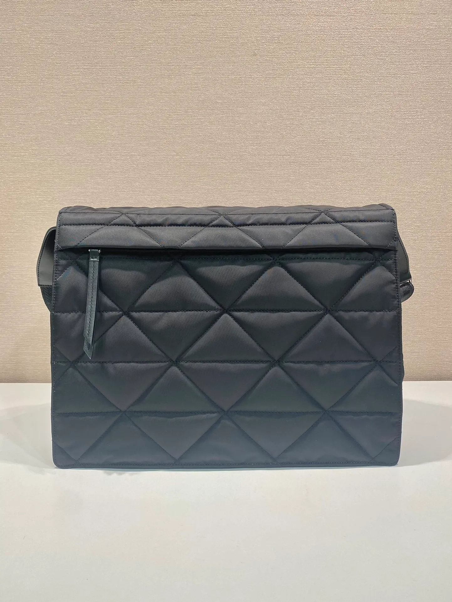 💰1520🎉New diamond pattern messenger bag🎉1BD256 diamond pattern, this shoulder bag is made of unique padded nylon and handmade diamond pattern, and is equipped with fabric shoulder straps and back pockets. The metal accessories give a touch of bright color. The overall design is low-key, luxurious and versatile, and the design looks more noble and grand. 🙊🙊If you like babies, hurry up and get it. It is a unisex model and it is a popular style that will never go out of style👏👏 Style number 1BD256, length 36x height 28x bottom 14