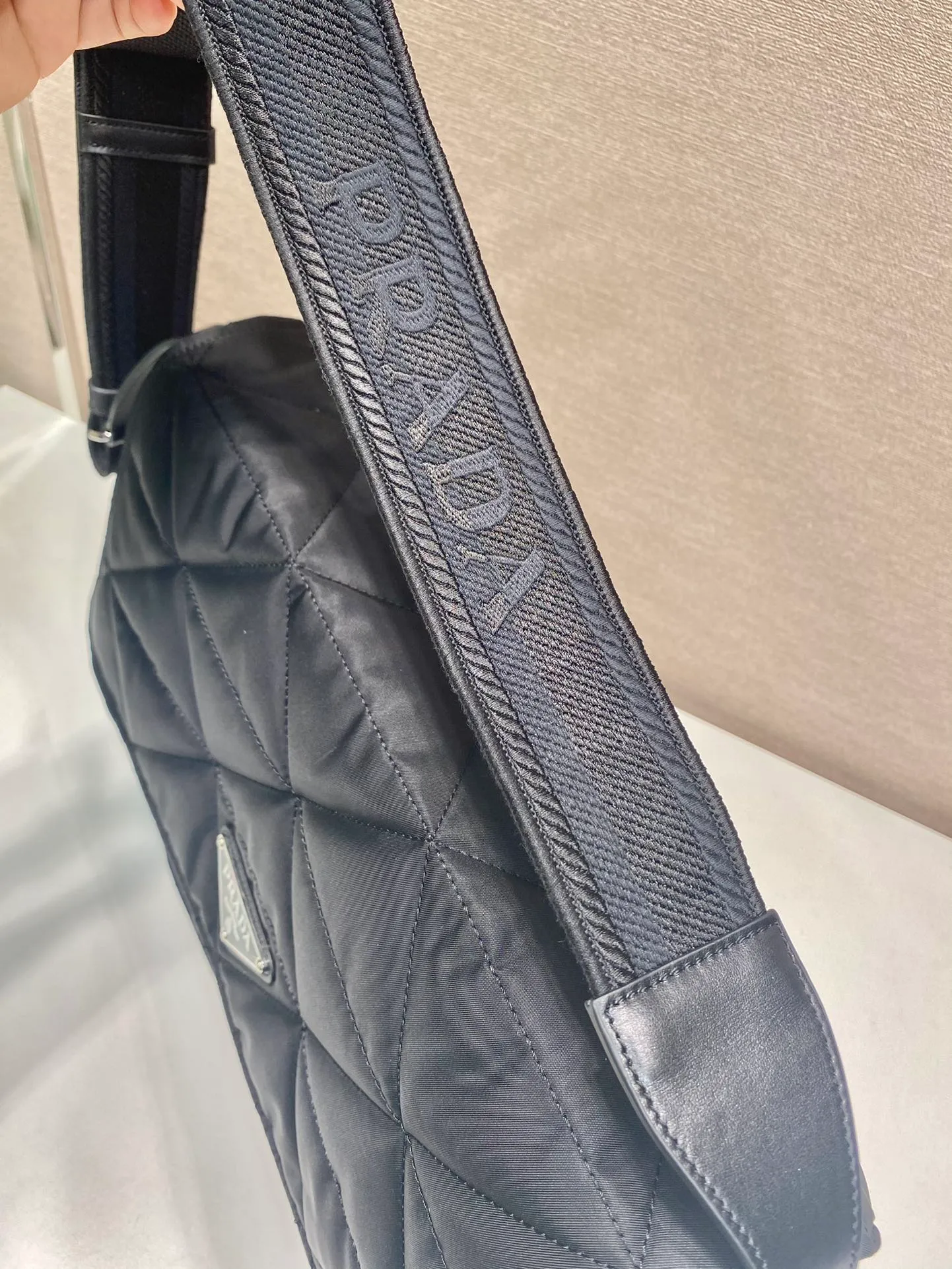 💰1520🎉New diamond pattern messenger bag🎉1BD256 diamond pattern, this shoulder bag is made of unique padded nylon and handmade diamond pattern, and is equipped with fabric shoulder straps and back pockets. The metal accessories give a touch of bright color. The overall design is low-key, luxurious and versatile, and the design looks more noble and grand. 🙊🙊If you like babies, hurry up and get it. It is a unisex model and it is a popular style that will never go out of style👏👏 Style number 1BD256, length 36x height 28x bottom 14