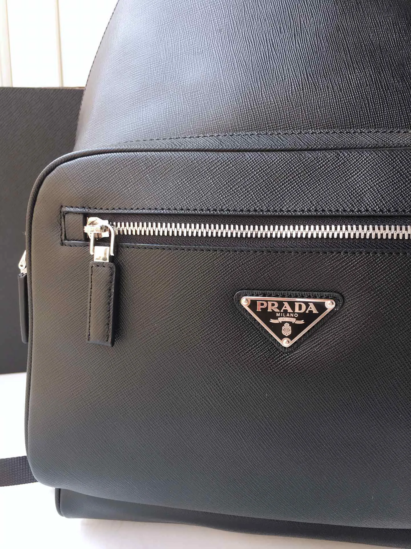 💰2360🎉Exclusive debut🎉Latest backpack 2VZ032👏👏Original item👍👍Made of imported Saffiano leather material, metal hardware accessories, two strap-type leather straps, one leather handle, back pocket, and can be inserted into the trolley case 😘😘With a two-way zipper, two front zipper pockets, the main compartment is equipped with a two-way zipper, a metal logo plate, two inner pockets, one of which has a zipper and an inner logo plate. This backpack has a simple line design and looks elegant and elegant👍👍Length 27xH 39.5 x bottom 16cm 👏👏👏💰💰💰
