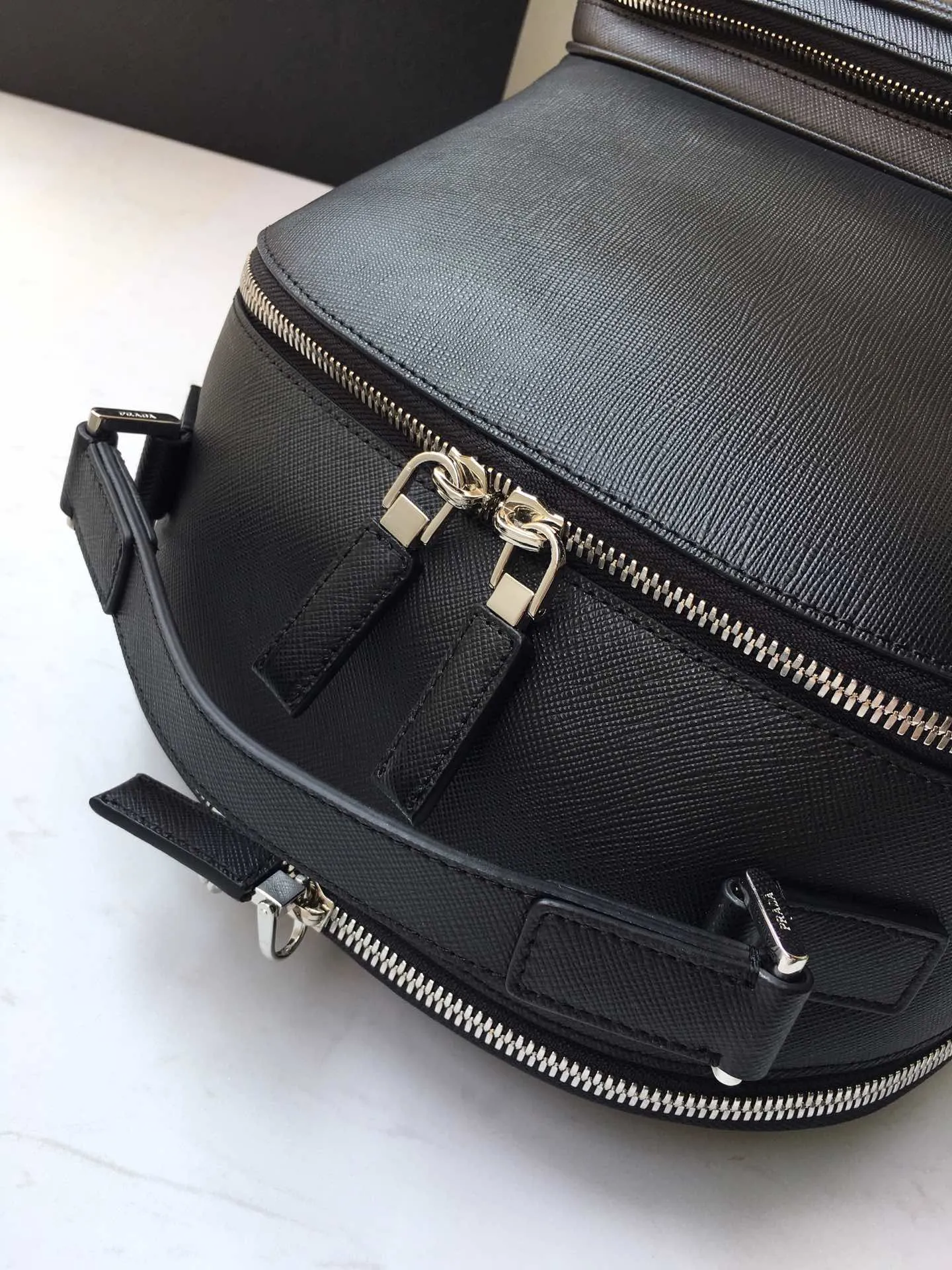 💰2360🎉Exclusive debut🎉Latest backpack 2VZ032👏👏Original item👍👍Made of imported Saffiano leather material, metal hardware accessories, two strap-type leather straps, one leather handle, back pocket, and can be inserted into the trolley case 😘😘With a two-way zipper, two front zipper pockets, the main compartment is equipped with a two-way zipper, a metal logo plate, two inner pockets, one of which has a zipper and an inner logo plate. This backpack has a simple line design and looks elegant and elegant👍👍Length 27xH 39.5 x bottom 16cm 👏👏👏💰💰💰