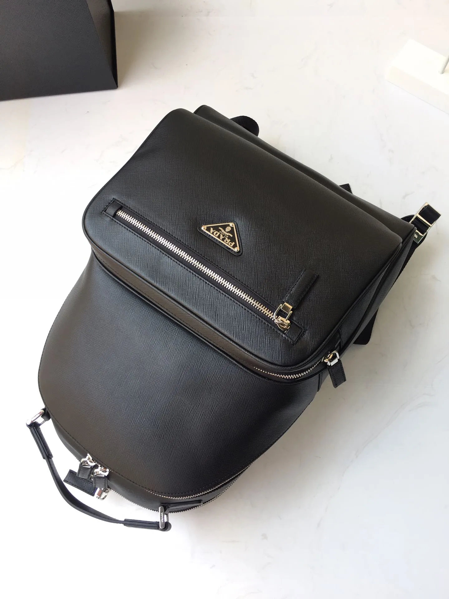 💰2360🎉Exclusive debut🎉Latest backpack 2VZ032👏👏Original item👍👍Made of imported Saffiano leather material, metal hardware accessories, two strap-type leather straps, one leather handle, back pocket, and can be inserted into the trolley case 😘😘With a two-way zipper, two front zipper pockets, the main compartment is equipped with a two-way zipper, a metal logo plate, two inner pockets, one of which has a zipper and an inner logo plate. This backpack has a simple line design and looks elegant and elegant👍👍Length 27xH 39.5 x bottom 16cm 👏👏👏💰💰💰