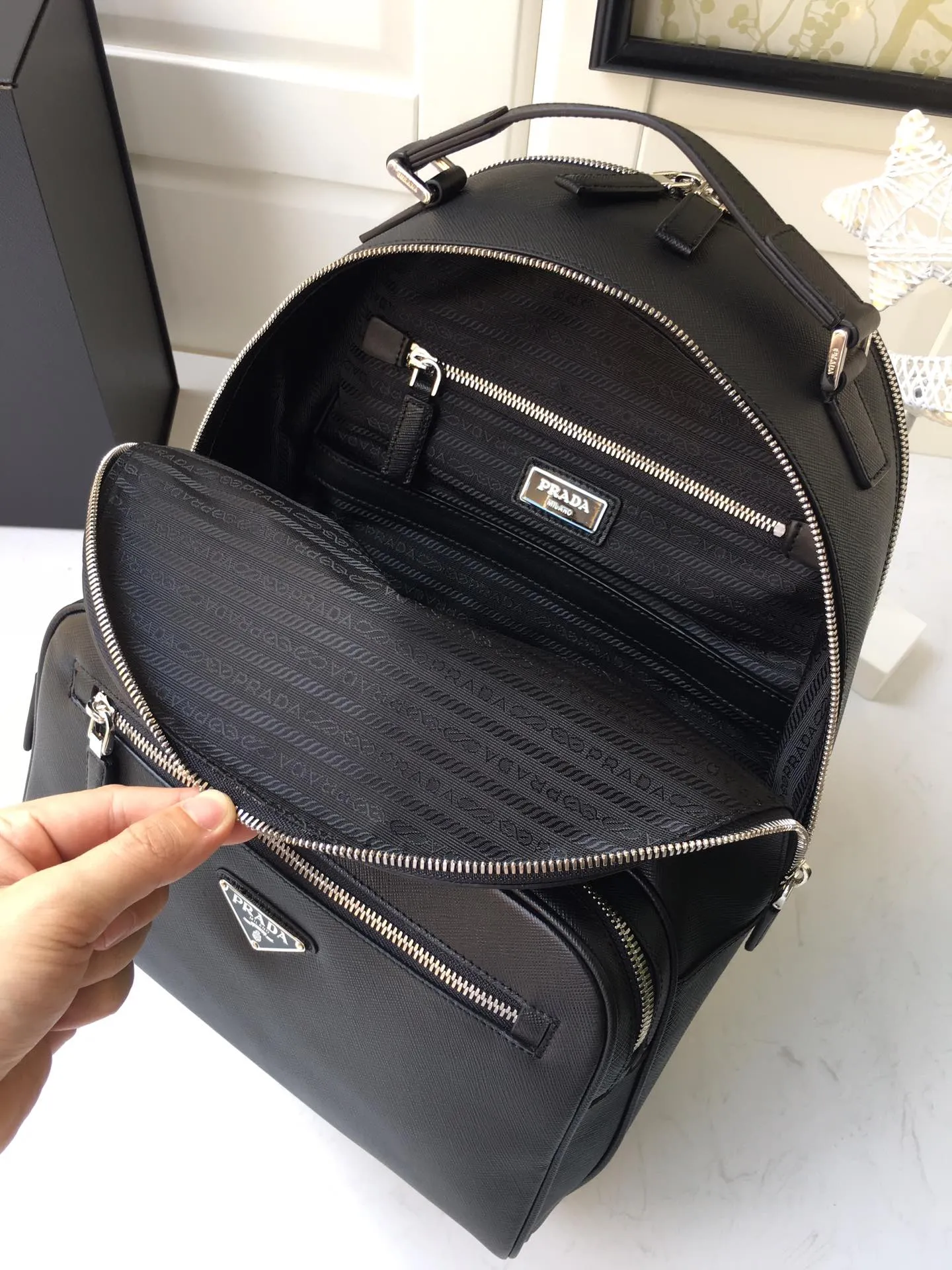 💰2360🎉Exclusive debut🎉Latest backpack 2VZ032👏👏Original item👍👍Made of imported Saffiano leather material, metal hardware accessories, two strap-type leather straps, one leather handle, back pocket, and can be inserted into the trolley case 😘😘With a two-way zipper, two front zipper pockets, the main compartment is equipped with a two-way zipper, a metal logo plate, two inner pockets, one of which has a zipper and an inner logo plate. This backpack has a simple line design and looks elegant and elegant👍👍Length 27xH 39.5 x bottom 16cm 👏👏👏💰💰💰