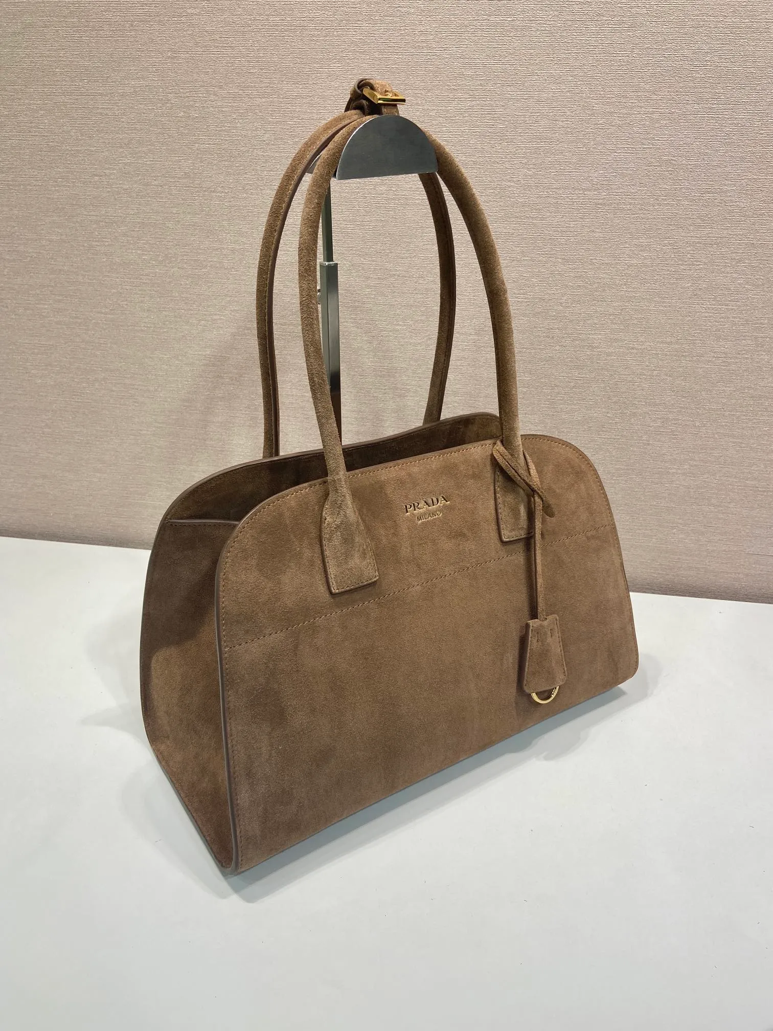 💰1560 🎉New Tote Bag🎉1BG572 Suede Leather🎉🎉 This bag adopts the versatile style and light texture of suede leather, shaping the Oversize silhouette and cleverly interpreting duality. Practical functions, exquisite design, and exquisite details highlight the excellent craftsmanship of the P family. The capacity is large and the upper body is very fashionable. Baby, hurry up and get it. Length 35x height 22.5x base 18cm🎉🎉🎉💰💰💰