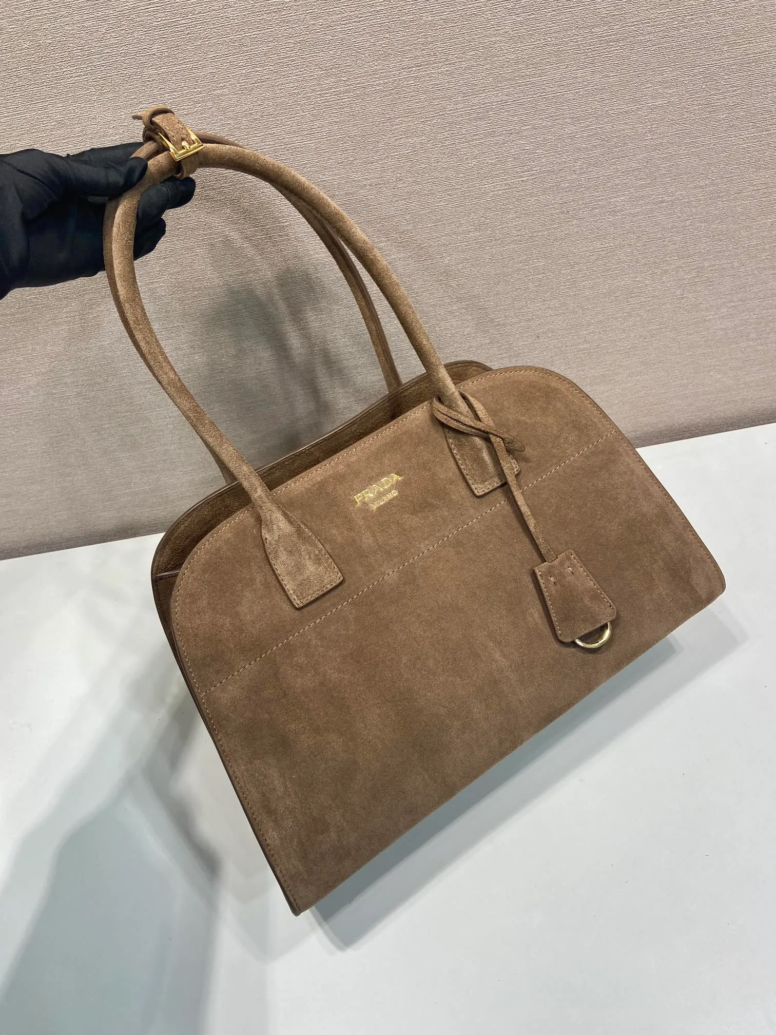 💰1560 🎉New Tote Bag🎉1BG572 Suede Leather🎉🎉 This bag adopts the versatile style and light texture of suede leather, shaping the Oversize silhouette and cleverly interpreting duality. Practical functions, exquisite design, and exquisite details highlight the excellent craftsmanship of the P family. The capacity is large and the upper body is very fashionable. Baby, hurry up and get it. Length 35x height 22.5x base 18cm🎉🎉🎉💰💰💰
