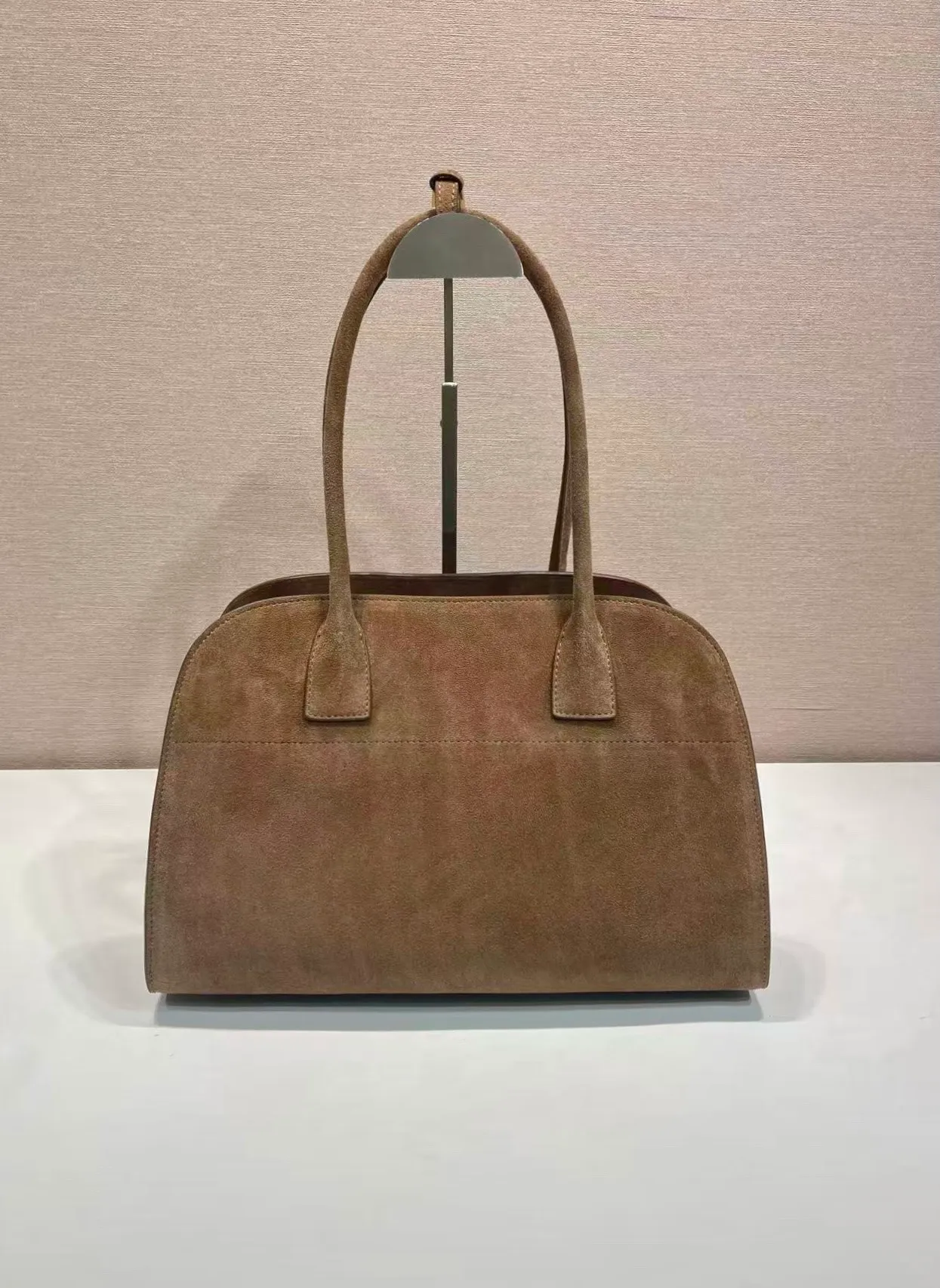 💰1560 🎉New Tote Bag🎉1BG572 Suede Leather🎉🎉 This bag adopts the versatile style and light texture of suede leather, shaping the Oversize silhouette and cleverly interpreting duality. Practical functions, exquisite design, and exquisite details highlight the excellent craftsmanship of the P family. The capacity is large and the upper body is very fashionable. Baby, hurry up and get it. Length 35x height 22.5x base 18cm🎉🎉🎉💰💰💰