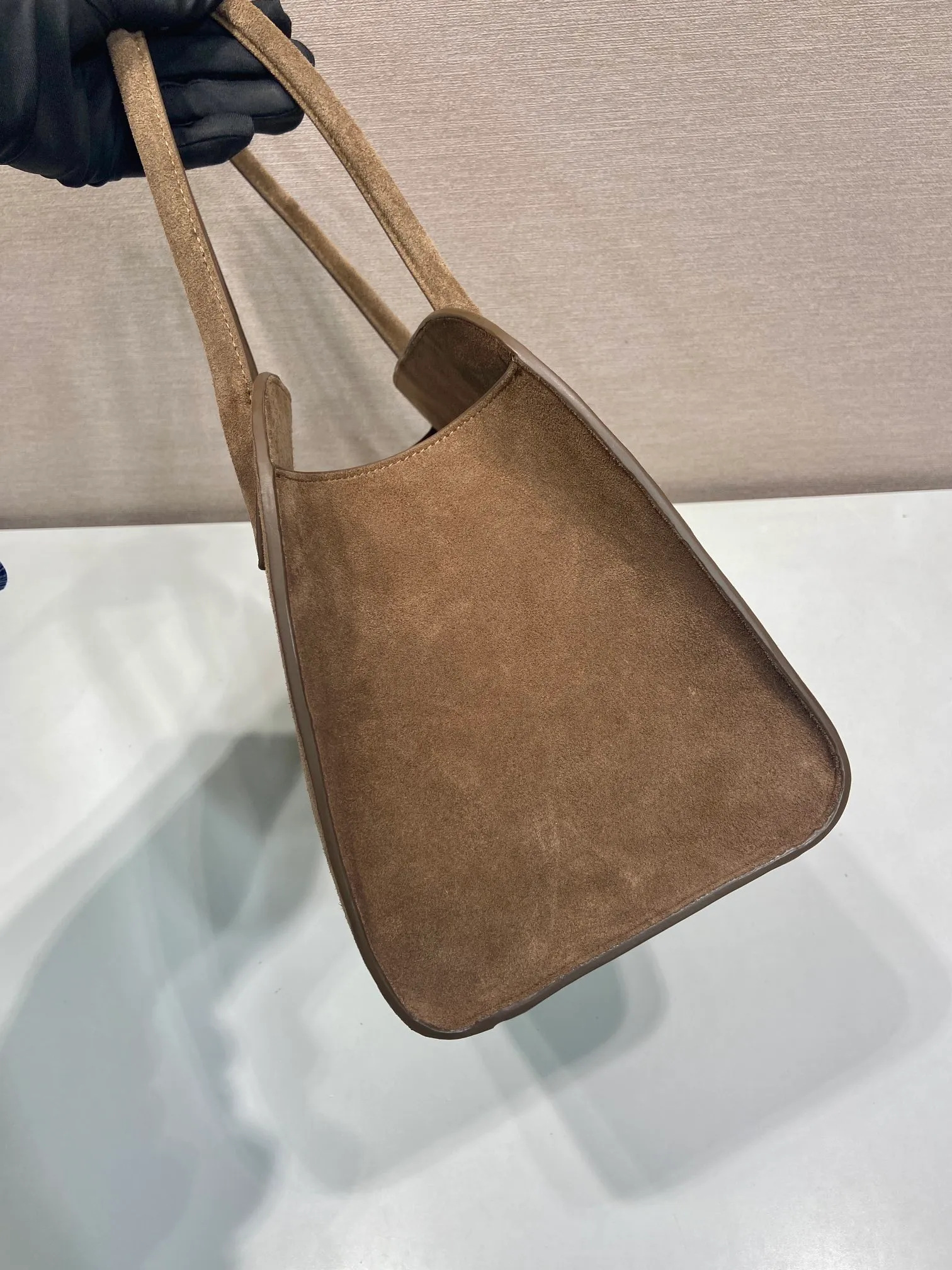 💰1560 🎉New Tote Bag🎉1BG572 Suede Leather🎉🎉 This bag adopts the versatile style and light texture of suede leather, shaping the Oversize silhouette and cleverly interpreting duality. Practical functions, exquisite design, and exquisite details highlight the excellent craftsmanship of the P family. The capacity is large and the upper body is very fashionable. Baby, hurry up and get it. Length 35x height 22.5x base 18cm🎉🎉🎉💰💰💰