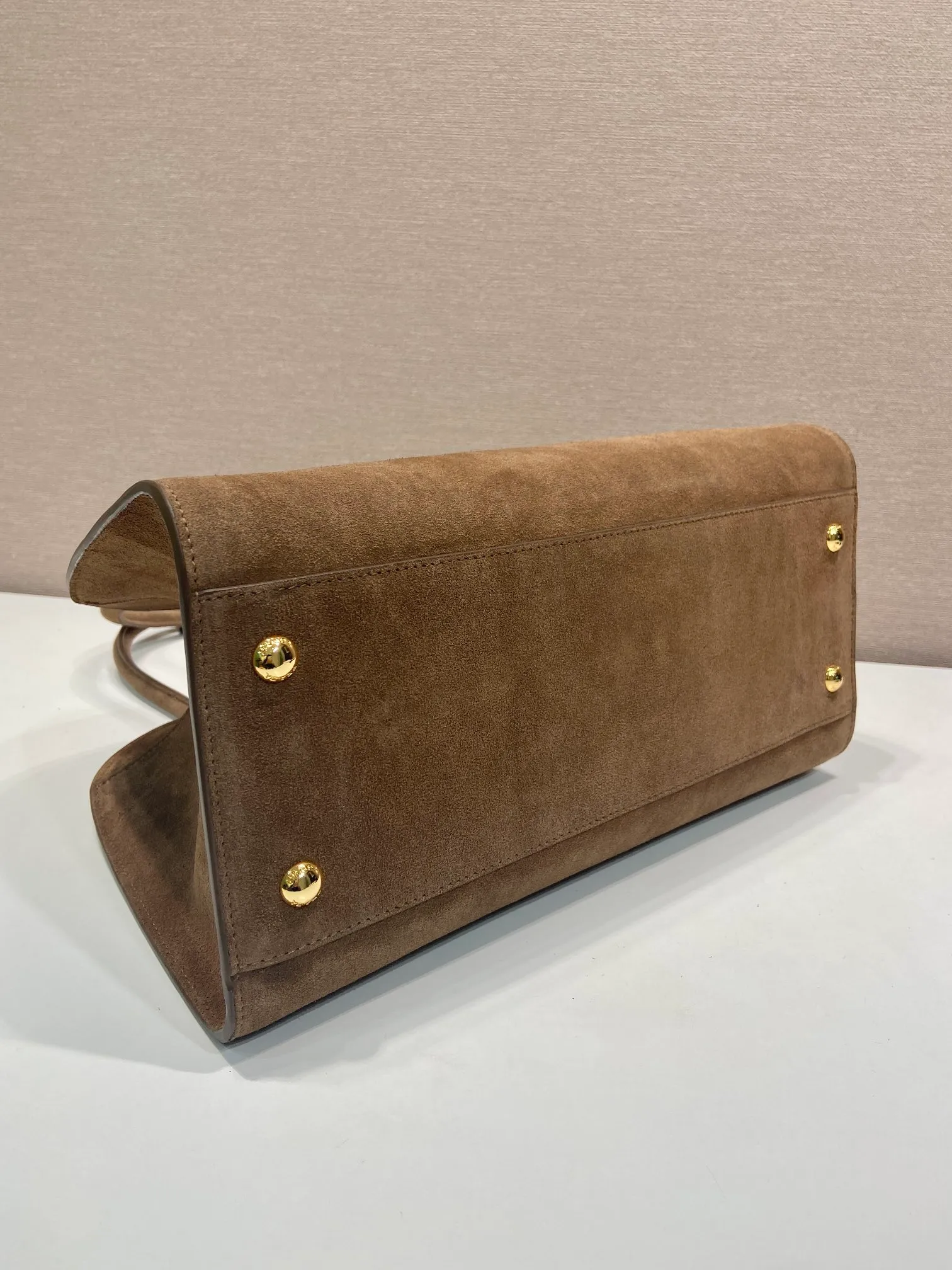 💰1560 🎉New Tote Bag🎉1BG572 Suede Leather🎉🎉 This bag adopts the versatile style and light texture of suede leather, shaping the Oversize silhouette and cleverly interpreting duality. Practical functions, exquisite design, and exquisite details highlight the excellent craftsmanship of the P family. The capacity is large and the upper body is very fashionable. Baby, hurry up and get it. Length 35x height 22.5x base 18cm🎉🎉🎉💰💰💰