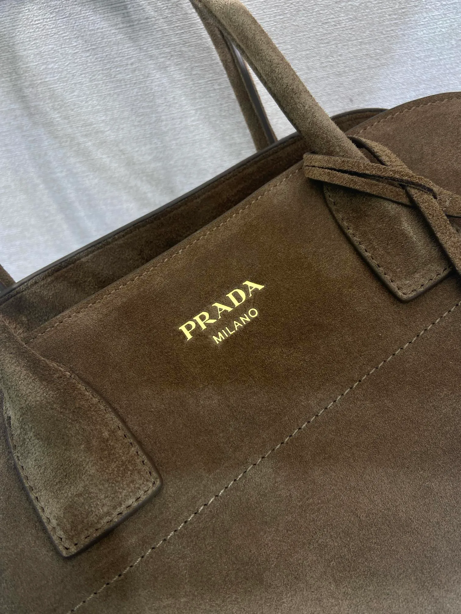 💰1560 🎉New Tote Bag🎉1BG572 Suede Leather🎉🎉 This bag adopts the versatile style and light texture of suede leather, shaping the Oversize silhouette and cleverly interpreting duality. Practical functions, exquisite design, and exquisite details highlight the excellent craftsmanship of the P family. The capacity is large and the upper body is very fashionable. Baby, hurry up and get it. Length 35x height 22.5x base 18cm🎉🎉🎉💰💰💰
