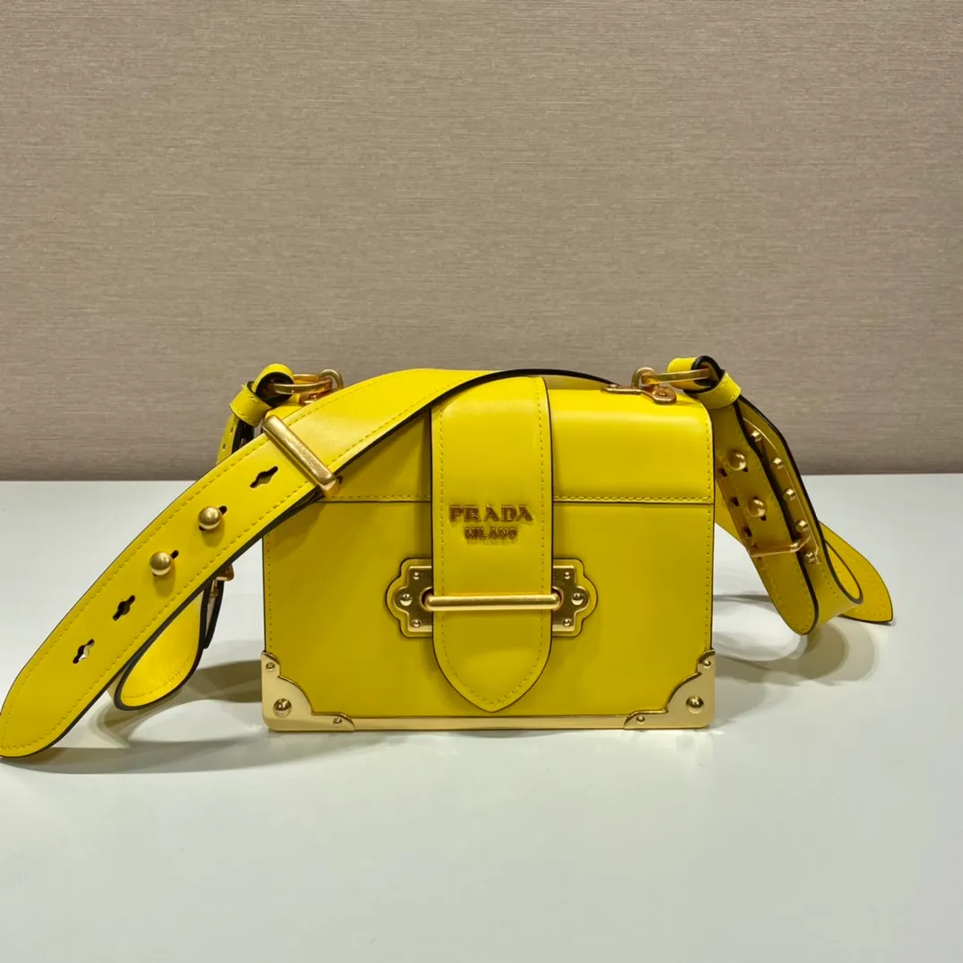 💰1800, P's latest women's bag 1BD045, new color 🎉🎉 arrived, top quality, synchronized with counters, made of imported calfskin➕cross pattern➕sheepskin lining, top hardware. Lots of compartments, fashionable + casual + lightweight, a favorite among ladies, length 19cm and height 14cmX9cm