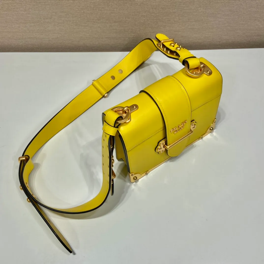 💰1800, P's latest women's bag 1BD045, new color 🎉🎉 arrived, top quality, synchronized with counters, made of imported calfskin➕cross pattern➕sheepskin lining, top hardware. Lots of compartments, fashionable + casual + lightweight, a favorite among ladies, length 19cm and height 14cmX9cm