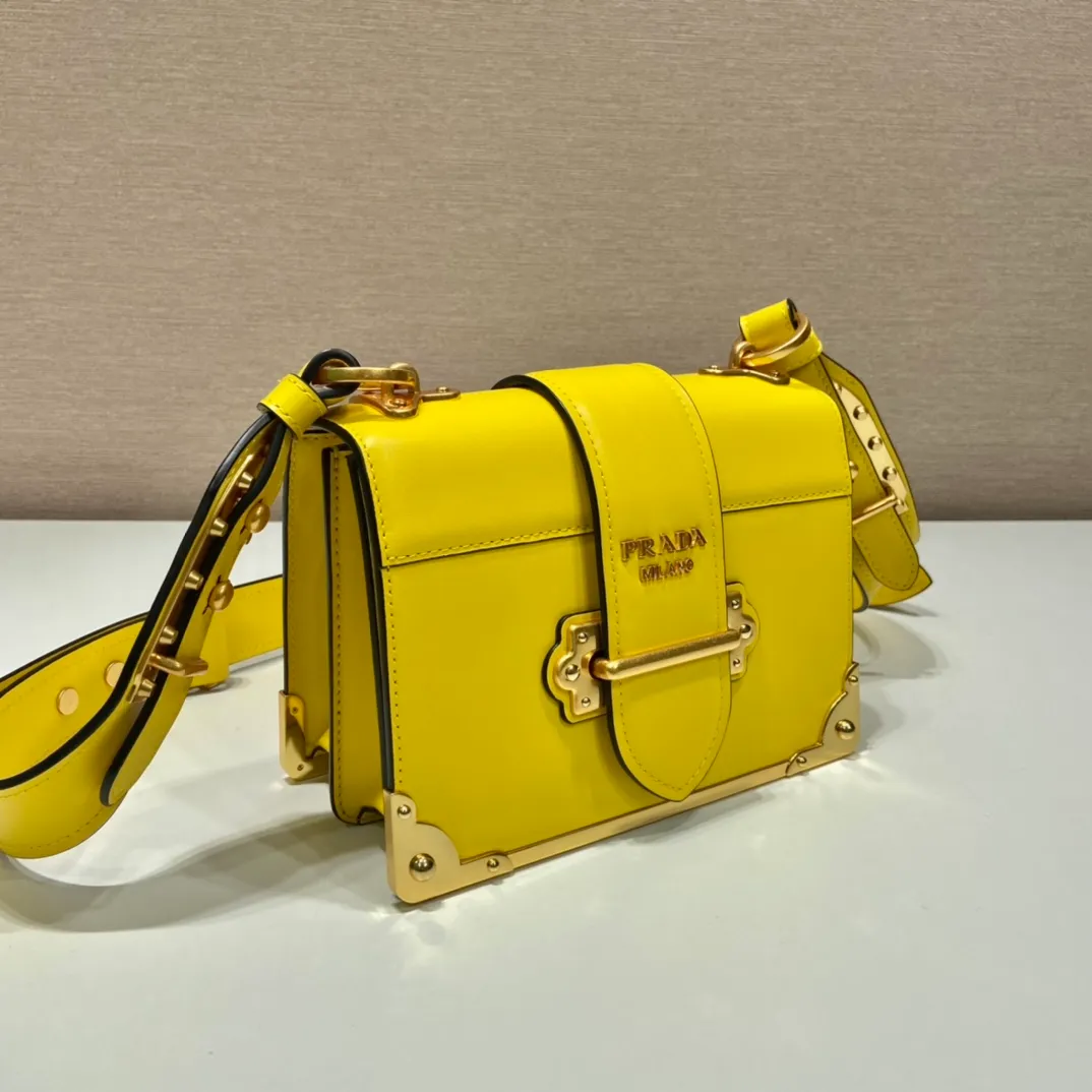 💰1800, P's latest women's bag 1BD045, new color 🎉🎉 arrived, top quality, synchronized with counters, made of imported calfskin➕cross pattern➕sheepskin lining, top hardware. Lots of compartments, fashionable + casual + lightweight, a favorite among ladies, length 19cm and height 14cmX9cm