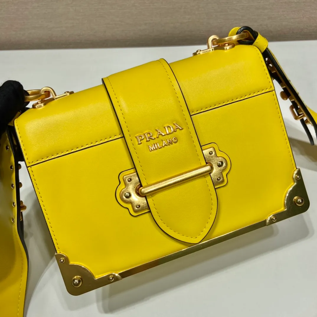 💰1800, P's latest women's bag 1BD045, new color 🎉🎉 arrived, top quality, synchronized with counters, made of imported calfskin➕cross pattern➕sheepskin lining, top hardware. Lots of compartments, fashionable + casual + lightweight, a favorite among ladies, length 19cm and height 14cmX9cm
