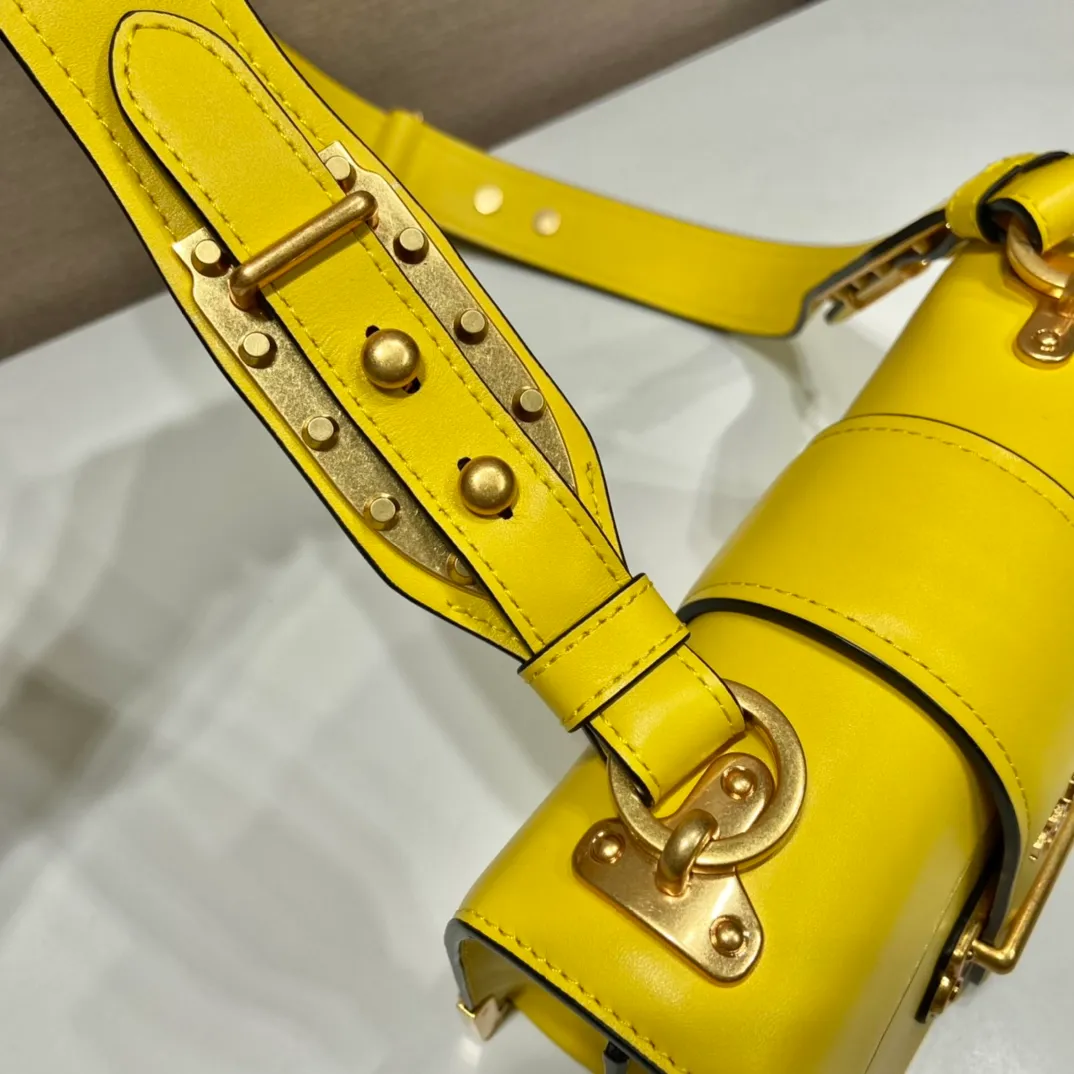 💰1800, P's latest women's bag 1BD045, new color 🎉🎉 arrived, top quality, synchronized with counters, made of imported calfskin➕cross pattern➕sheepskin lining, top hardware. Lots of compartments, fashionable + casual + lightweight, a favorite among ladies, length 19cm and height 14cmX9cm