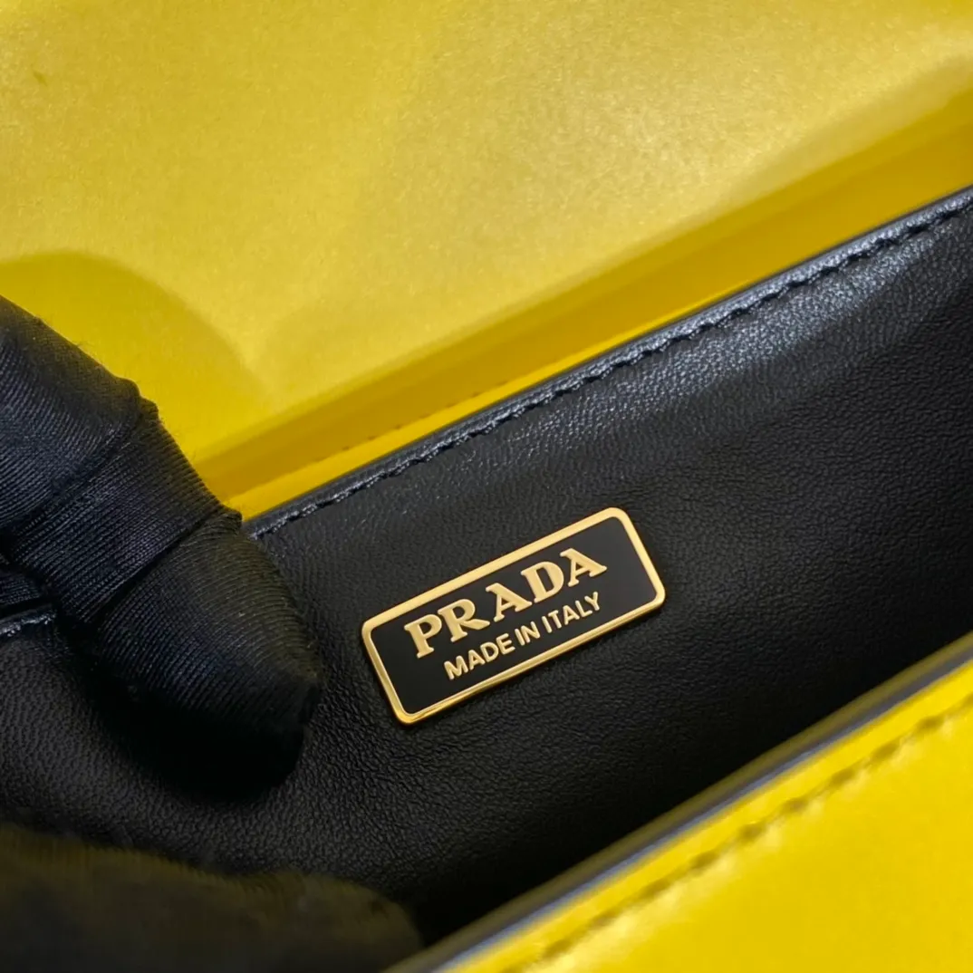 💰1800, P's latest women's bag 1BD045, new color 🎉🎉 arrived, top quality, synchronized with counters, made of imported calfskin➕cross pattern➕sheepskin lining, top hardware. Lots of compartments, fashionable + casual + lightweight, a favorite among ladies, length 19cm and height 14cmX9cm