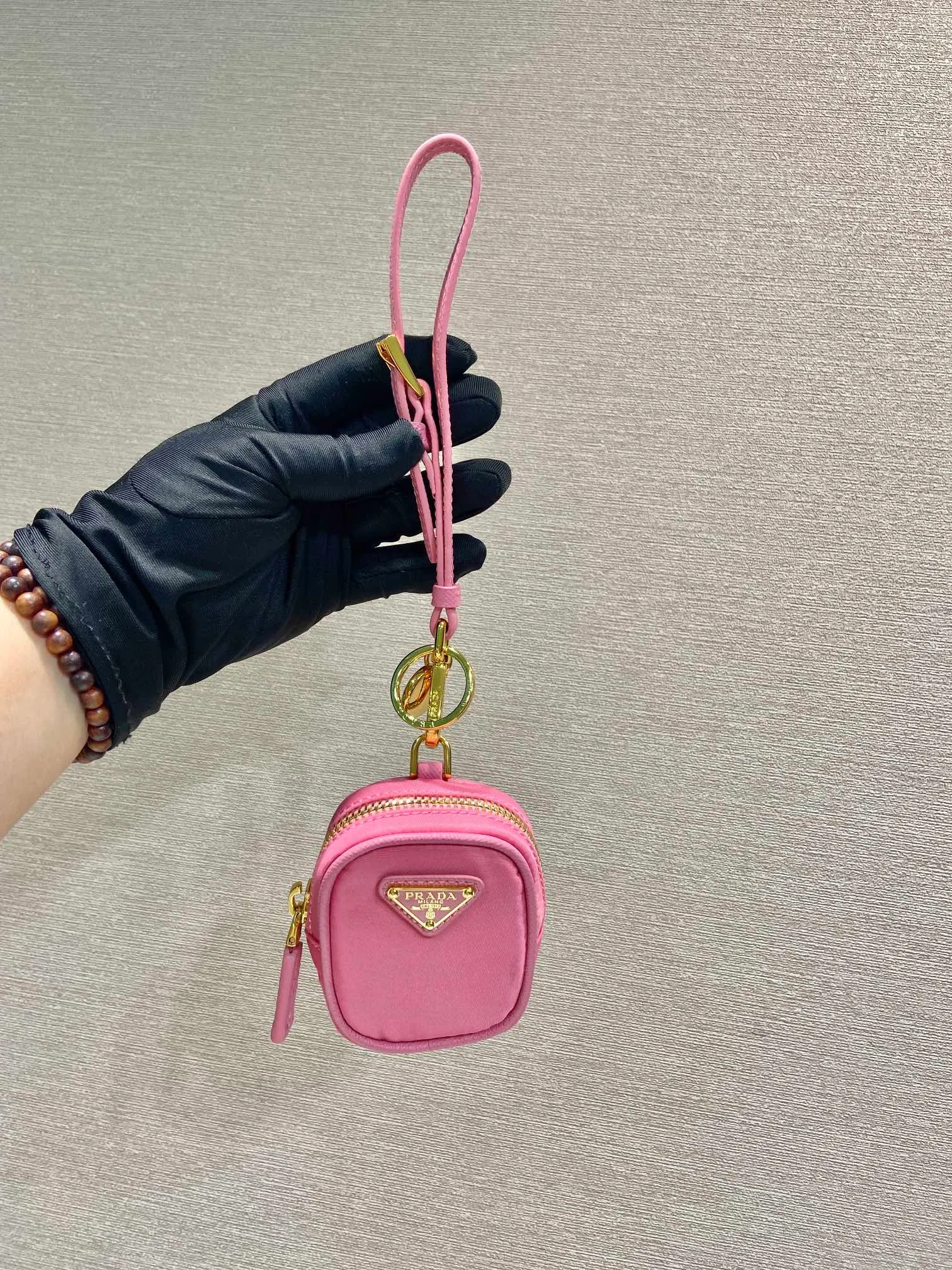 💰360🎉Mini small bag🎉1TT200 new product🎉🎉 This mini pouch is versatile in style and made of Re-Nylon. It cleverly combines practical regenerated nylon, a detachable leather wrist strap and gold-plated hardware. It can be hung on bags and waist bags for decoration. Cards/car keys🔑/lipstick💄/are all no problem. Babies, the pouch you have been longing for has arrived👏👏 Length 7.5x Height 6x Bottom 2.5cm👏👏👏🎉🎉🎉
