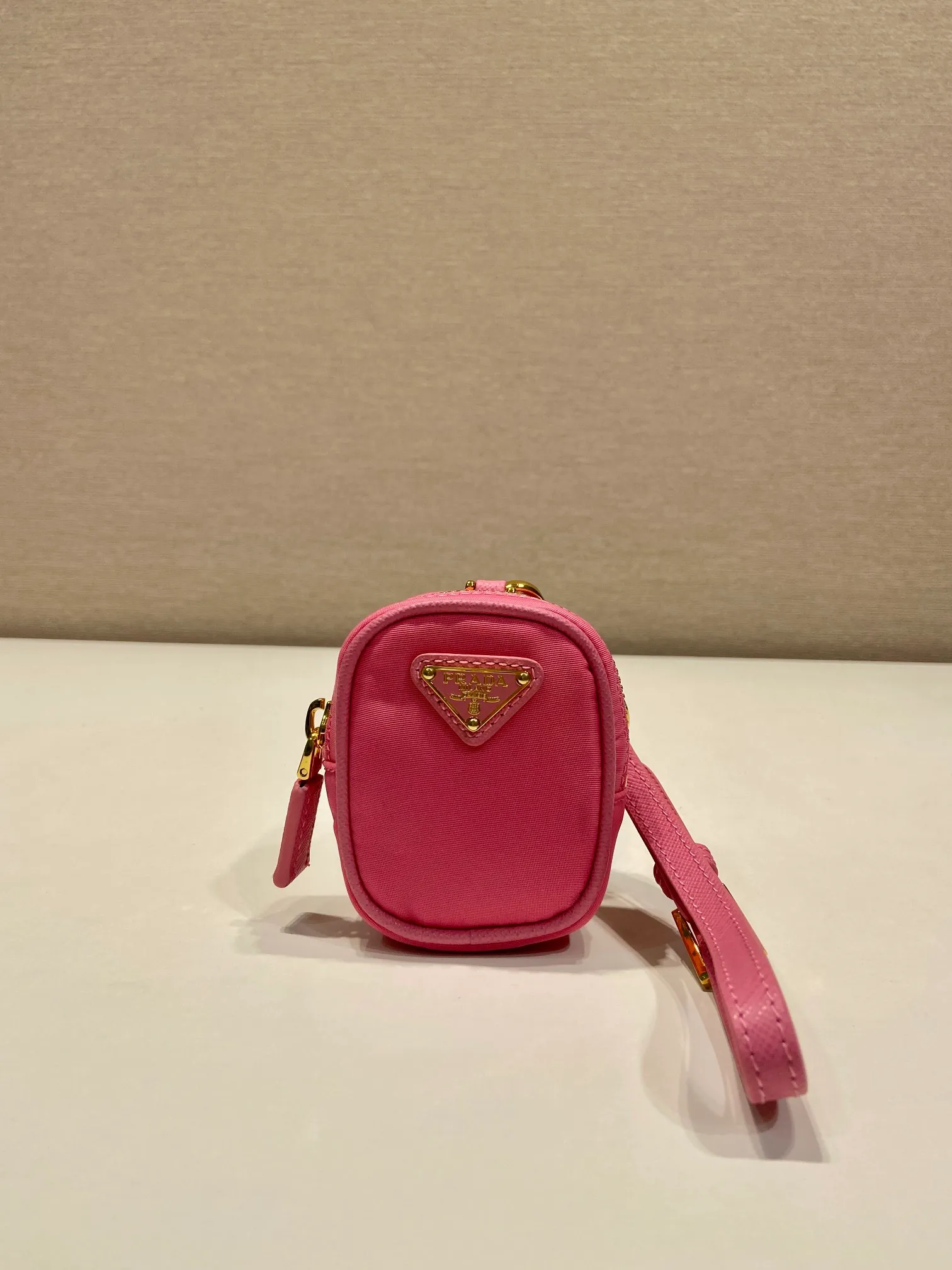 💰360🎉Mini small bag🎉1TT200 new product🎉🎉 This mini pouch is versatile in style and made of Re-Nylon. It cleverly combines practical regenerated nylon, a detachable leather wrist strap and gold-plated hardware. It can be hung on bags and waist bags for decoration. Cards/car keys🔑/lipstick💄/are all no problem. Babies, the pouch you have been longing for has arrived👏👏 Length 7.5x Height 6x Bottom 2.5cm👏👏👏🎉🎉🎉