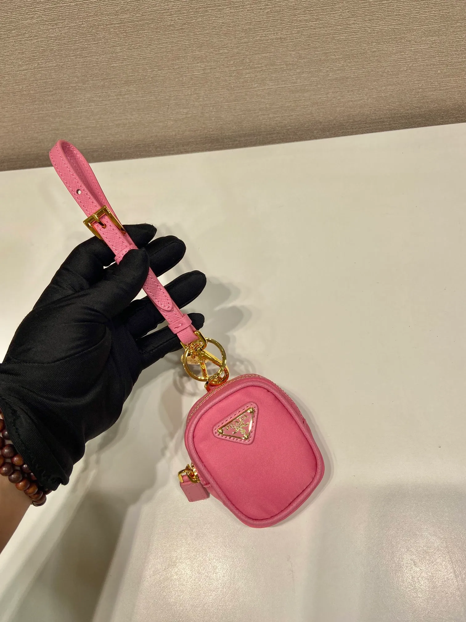 💰360🎉Mini small bag🎉1TT200 new product🎉🎉 This mini pouch is versatile in style and made of Re-Nylon. It cleverly combines practical regenerated nylon, a detachable leather wrist strap and gold-plated hardware. It can be hung on bags and waist bags for decoration. Cards/car keys🔑/lipstick💄/are all no problem. Babies, the pouch you have been longing for has arrived👏👏 Length 7.5x Height 6x Bottom 2.5cm👏👏👏🎉🎉🎉