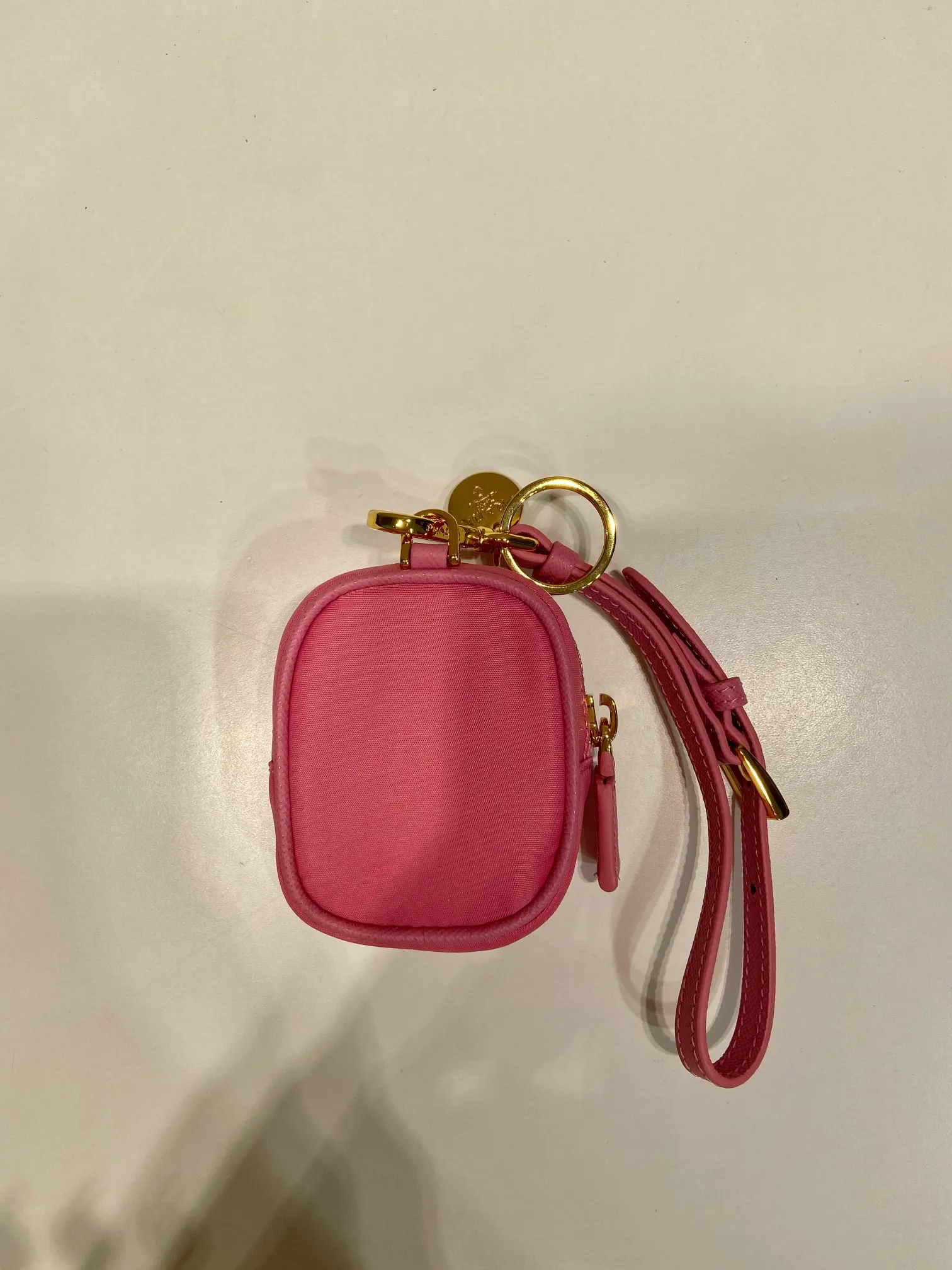 💰360🎉Mini small bag🎉1TT200 new product🎉🎉 This mini pouch is versatile in style and made of Re-Nylon. It cleverly combines practical regenerated nylon, a detachable leather wrist strap and gold-plated hardware. It can be hung on bags and waist bags for decoration. Cards/car keys🔑/lipstick💄/are all no problem. Babies, the pouch you have been longing for has arrived👏👏 Length 7.5x Height 6x Bottom 2.5cm👏👏👏🎉🎉🎉