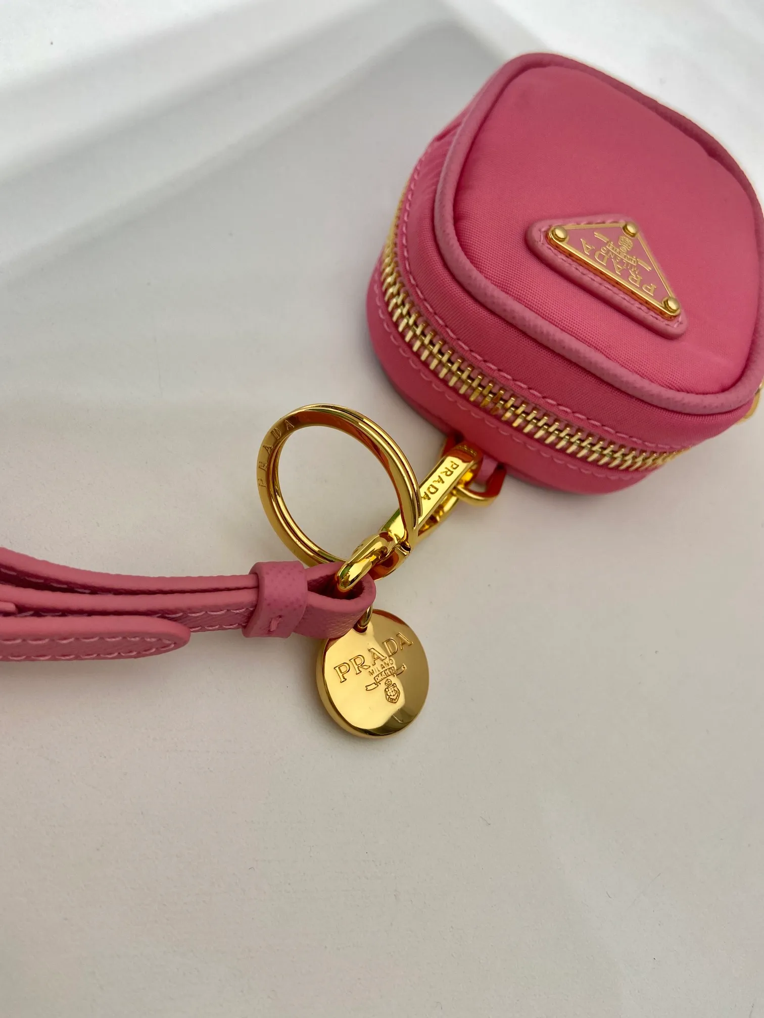 💰360🎉Mini small bag🎉1TT200 new product🎉🎉 This mini pouch is versatile in style and made of Re-Nylon. It cleverly combines practical regenerated nylon, a detachable leather wrist strap and gold-plated hardware. It can be hung on bags and waist bags for decoration. Cards/car keys🔑/lipstick💄/are all no problem. Babies, the pouch you have been longing for has arrived👏👏 Length 7.5x Height 6x Bottom 2.5cm👏👏👏🎉🎉🎉