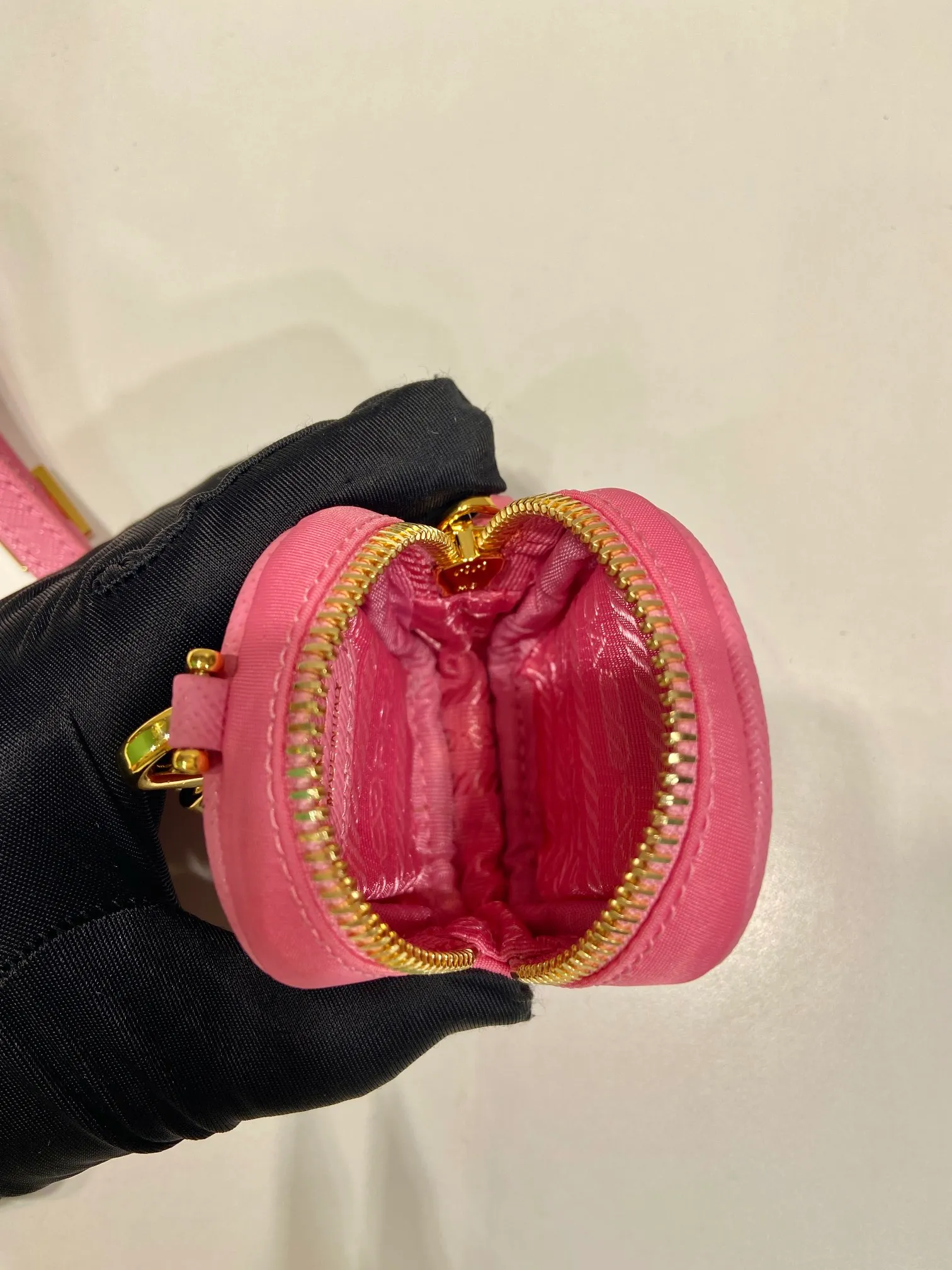 💰360🎉Mini small bag🎉1TT200 new product🎉🎉 This mini pouch is versatile in style and made of Re-Nylon. It cleverly combines practical regenerated nylon, a detachable leather wrist strap and gold-plated hardware. It can be hung on bags and waist bags for decoration. Cards/car keys🔑/lipstick💄/are all no problem. Babies, the pouch you have been longing for has arrived👏👏 Length 7.5x Height 6x Bottom 2.5cm👏👏👏🎉🎉🎉