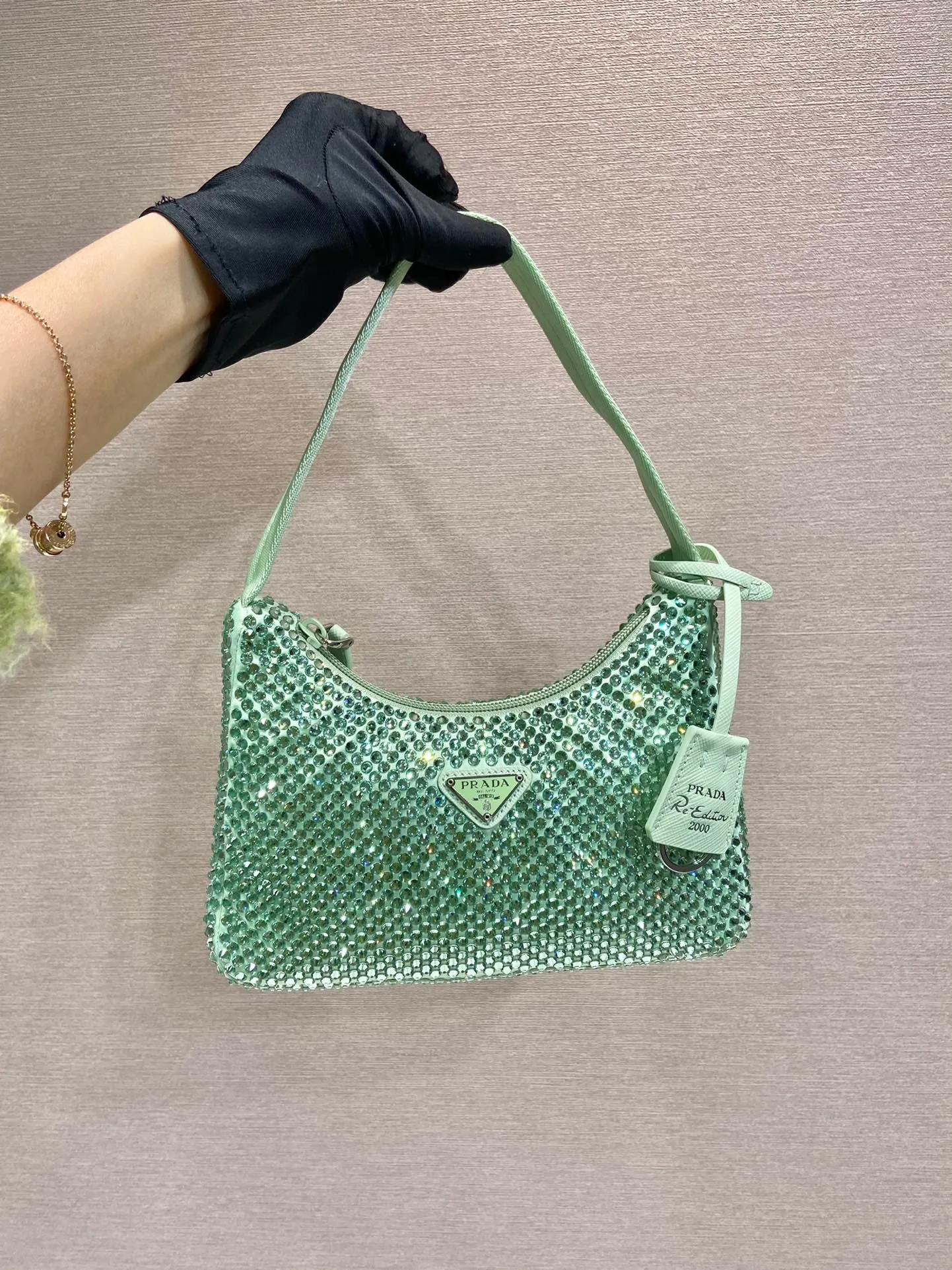 💰1000🎉Flash diamond Hobo🎉1NE515 flash diamond, the most beautiful and sparkling rhinestone Hobo 😘😘Imported diamond net. The sparkling appearance. The blingbling effect under the night light is very eye-catching. The rate of return is very high. 🙈🙈Everyone will praise you wherever you take it😘This kind of sparkling diamond bag is also very easy to match with clothes. It is so cute and cool. , suitable for any occasion, the popular elements of Hobo have always been recognized by Internet celebrities/celebrities, and it is a permanently popular Hobo🙊🙊worth buying👍beauties😘Length 23x Height 13x Bottom 5cm