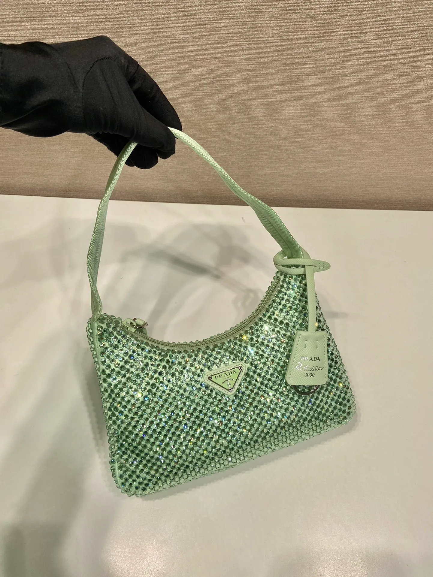 💰1000🎉Flash diamond Hobo🎉1NE515 flash diamond, the most beautiful and sparkling rhinestone Hobo 😘😘Imported diamond net. The sparkling appearance. The blingbling effect under the night light is very eye-catching. The rate of return is very high. 🙈🙈Everyone will praise you wherever you take it😘This kind of sparkling diamond bag is also very easy to match with clothes. It is so cute and cool. , suitable for any occasion, the popular elements of Hobo have always been recognized by Internet celebrities/celebrities, and it is a permanently popular Hobo🙊🙊worth buying👍beauties😘Length 23x Height 13x Bottom 5cm