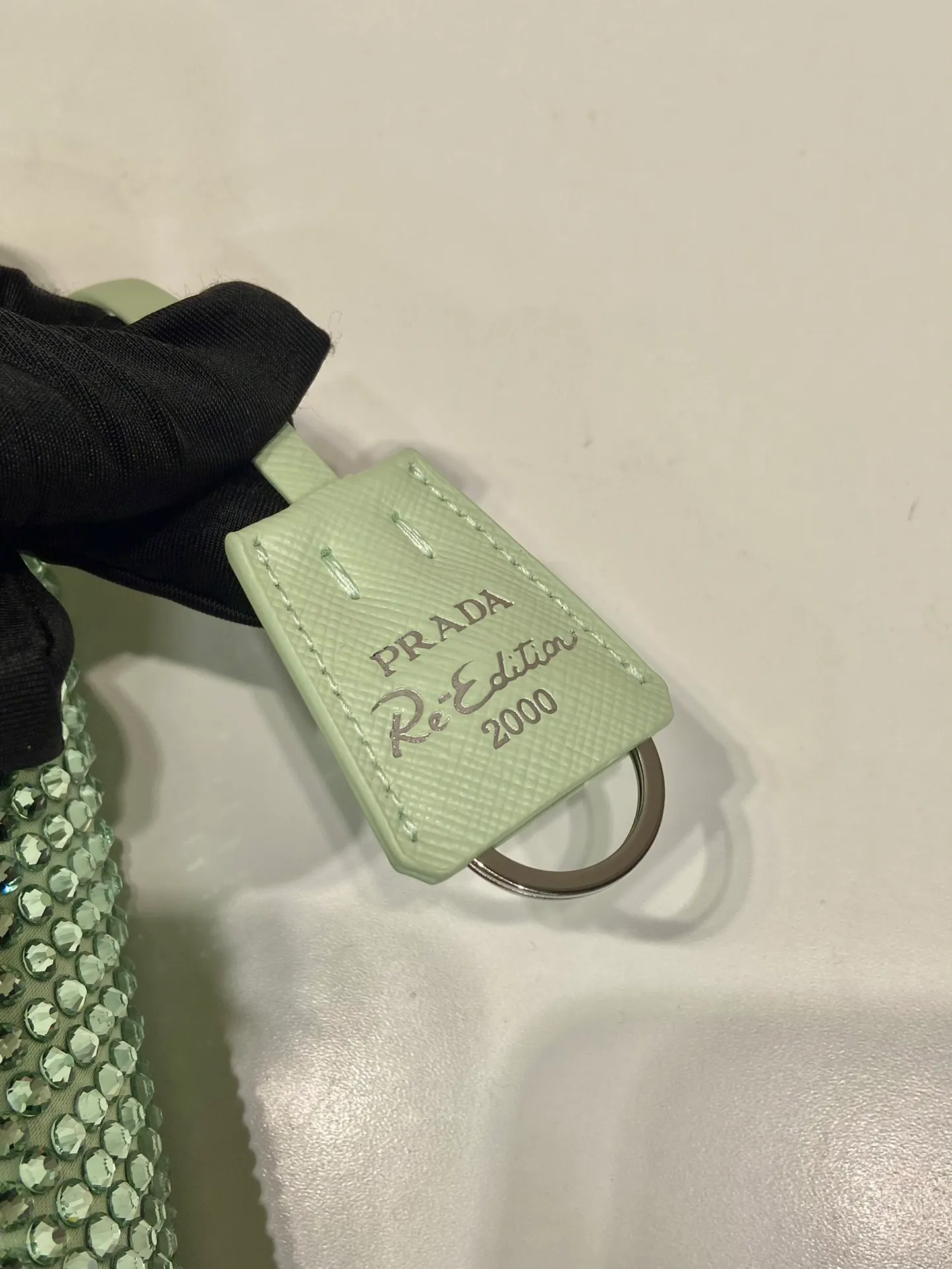 💰1000🎉Flash diamond Hobo🎉1NE515 flash diamond, the most beautiful and sparkling rhinestone Hobo 😘😘Imported diamond net. The sparkling appearance. The blingbling effect under the night light is very eye-catching. The rate of return is very high. 🙈🙈Everyone will praise you wherever you take it😘This kind of sparkling diamond bag is also very easy to match with clothes. It is so cute and cool. , suitable for any occasion, the popular elements of Hobo have always been recognized by Internet celebrities/celebrities, and it is a permanently popular Hobo🙊🙊worth buying👍beauties😘Length 23x Height 13x Bottom 5cm