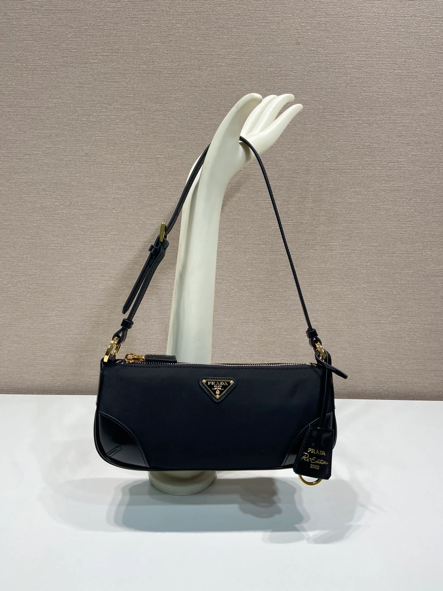 💰860🎉New armpit bag🎉1BC201/2002 model🎉🎉 This elegant and simple Re-Edition 2002 shoulder bag is made of innovative Re-Nylon regenerated nylon fabric and decorated with glossy leather details. Incorporating P-style and versatile design elements, it is equipped with adjustable shoulder straps, metal hardware and a detachable key ring. The enameled triangular metal logo highlights the brand's classic character. Lightweight and practical, get it now🎉 Length 23.5x Height 10x Bottom 5cm🎉🎉🎉👏👏👏
