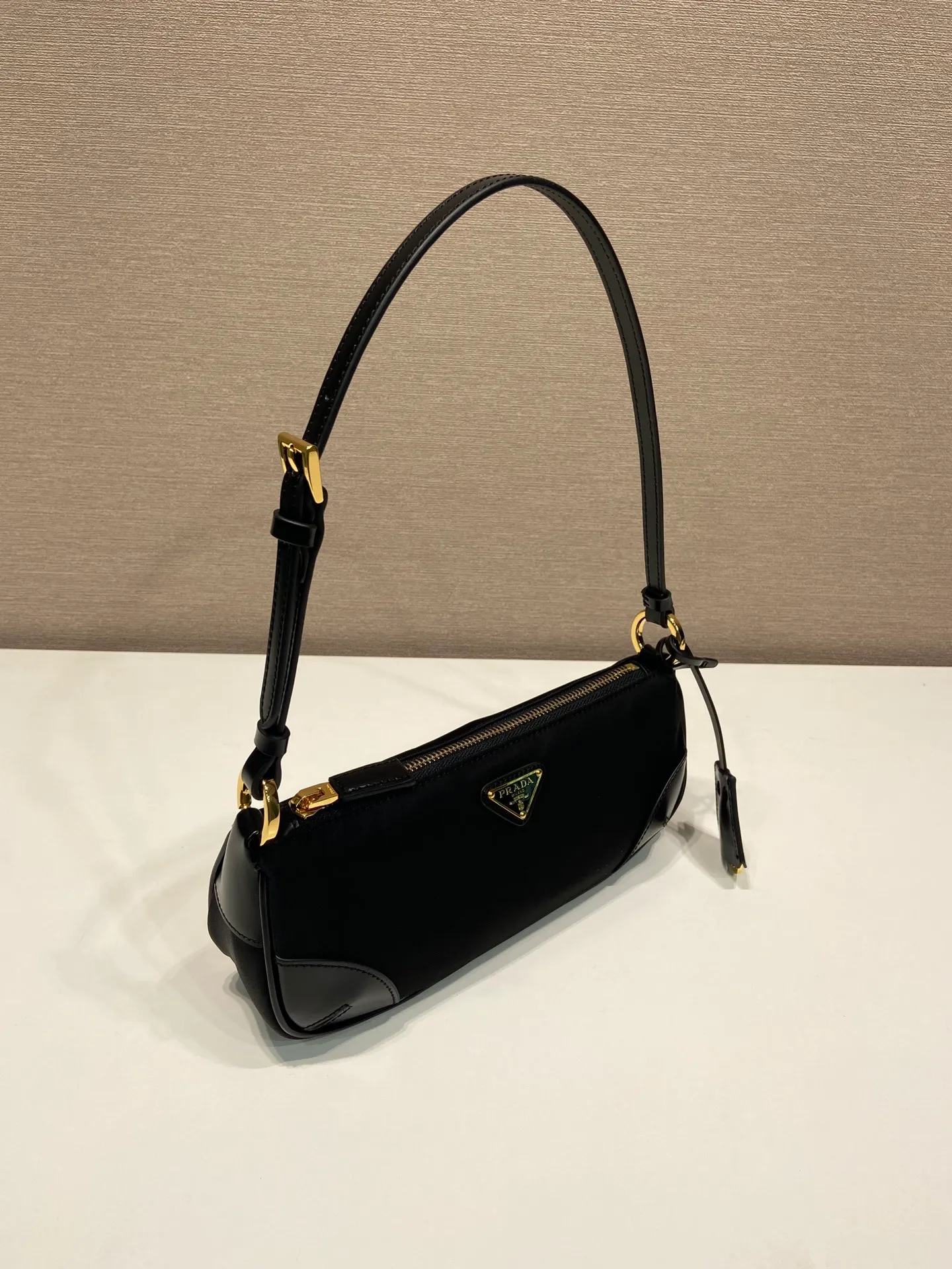 💰860🎉New armpit bag🎉1BC201/2002 model🎉🎉 This elegant and simple Re-Edition 2002 shoulder bag is made of innovative Re-Nylon regenerated nylon fabric and decorated with glossy leather details. Incorporating P-style and versatile design elements, it is equipped with adjustable shoulder straps, metal hardware and a detachable key ring. The enameled triangular metal logo highlights the brand's classic character. Lightweight and practical, get it now🎉 Length 23.5x Height 10x Bottom 5cm🎉🎉🎉👏👏👏