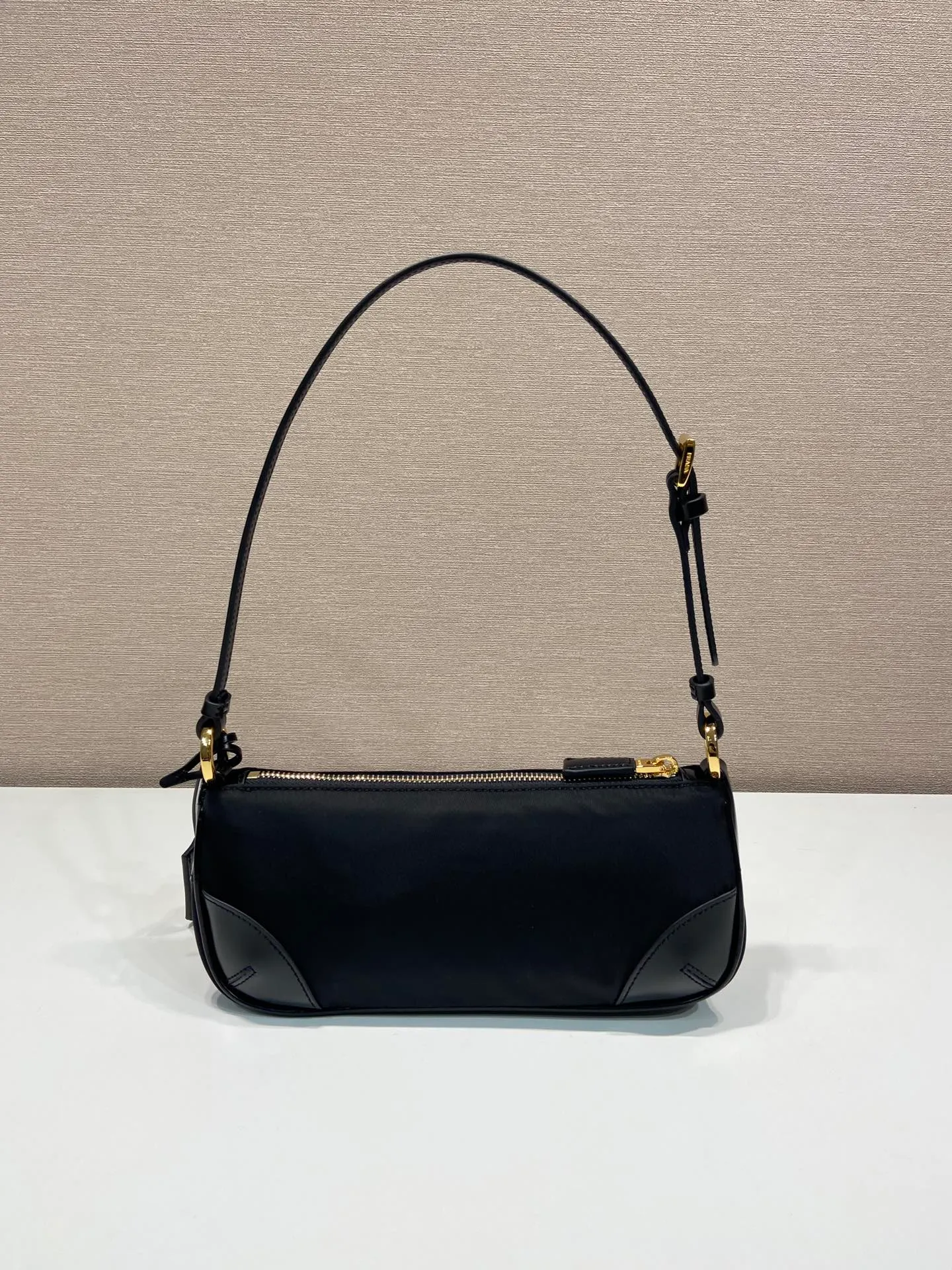💰860🎉New armpit bag🎉1BC201/2002 model🎉🎉 This elegant and simple Re-Edition 2002 shoulder bag is made of innovative Re-Nylon regenerated nylon fabric and decorated with glossy leather details. Incorporating P-style and versatile design elements, it is equipped with adjustable shoulder straps, metal hardware and a detachable key ring. The enameled triangular metal logo highlights the brand's classic character. Lightweight and practical, get it now🎉 Length 23.5x Height 10x Bottom 5cm🎉🎉🎉👏👏👏