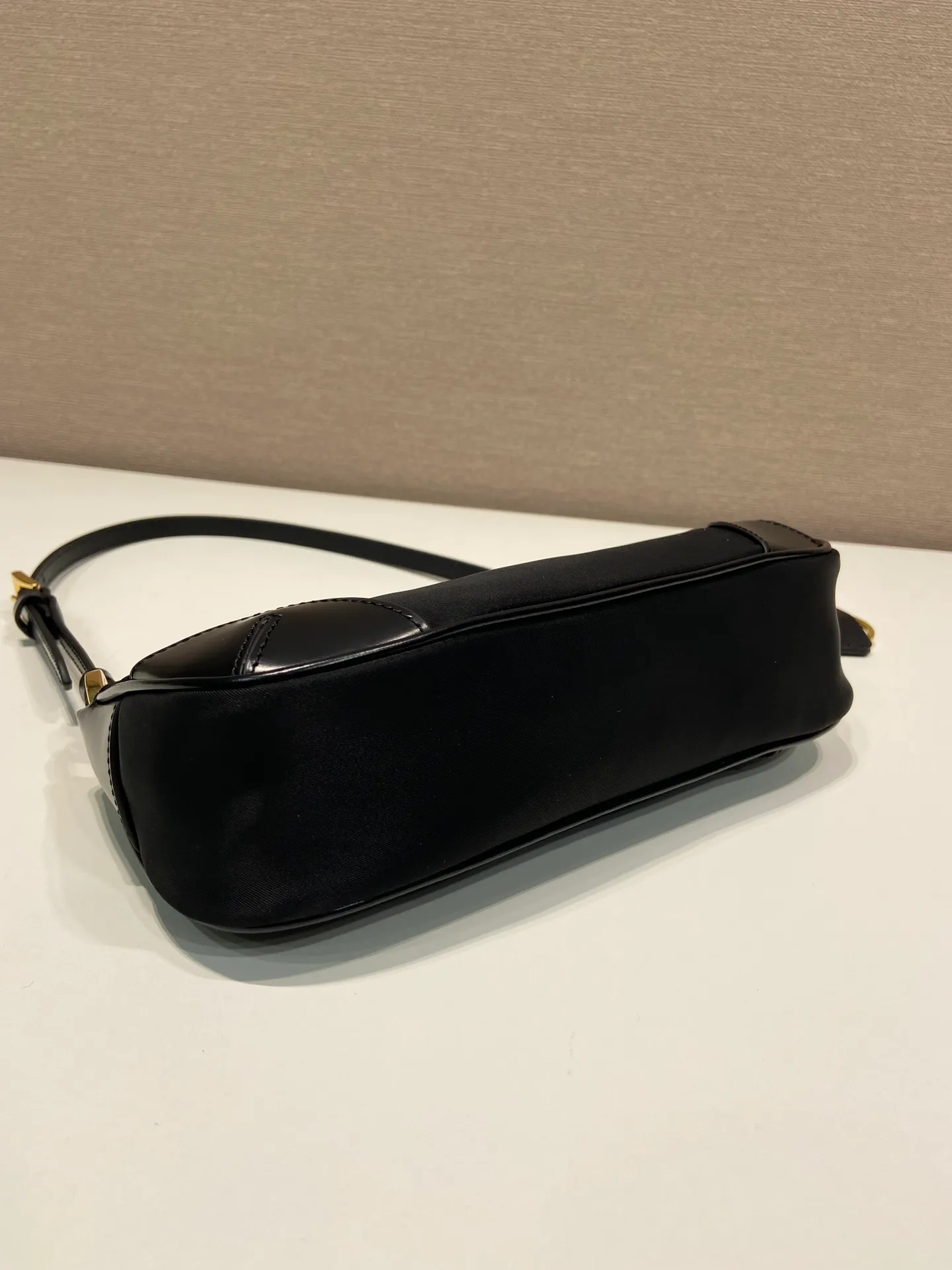 💰860🎉New armpit bag🎉1BC201/2002 model🎉🎉 This elegant and simple Re-Edition 2002 shoulder bag is made of innovative Re-Nylon regenerated nylon fabric and decorated with glossy leather details. Incorporating P-style and versatile design elements, it is equipped with adjustable shoulder straps, metal hardware and a detachable key ring. The enameled triangular metal logo highlights the brand's classic character. Lightweight and practical, get it now🎉 Length 23.5x Height 10x Bottom 5cm🎉🎉🎉👏👏👏