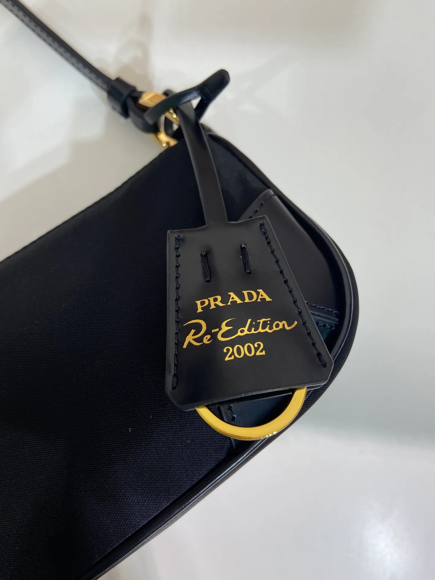 💰860🎉New armpit bag🎉1BC201/2002 model🎉🎉 This elegant and simple Re-Edition 2002 shoulder bag is made of innovative Re-Nylon regenerated nylon fabric and decorated with glossy leather details. Incorporating P-style and versatile design elements, it is equipped with adjustable shoulder straps, metal hardware and a detachable key ring. The enameled triangular metal logo highlights the brand's classic character. Lightweight and practical, get it now🎉 Length 23.5x Height 10x Bottom 5cm🎉🎉🎉👏👏👏