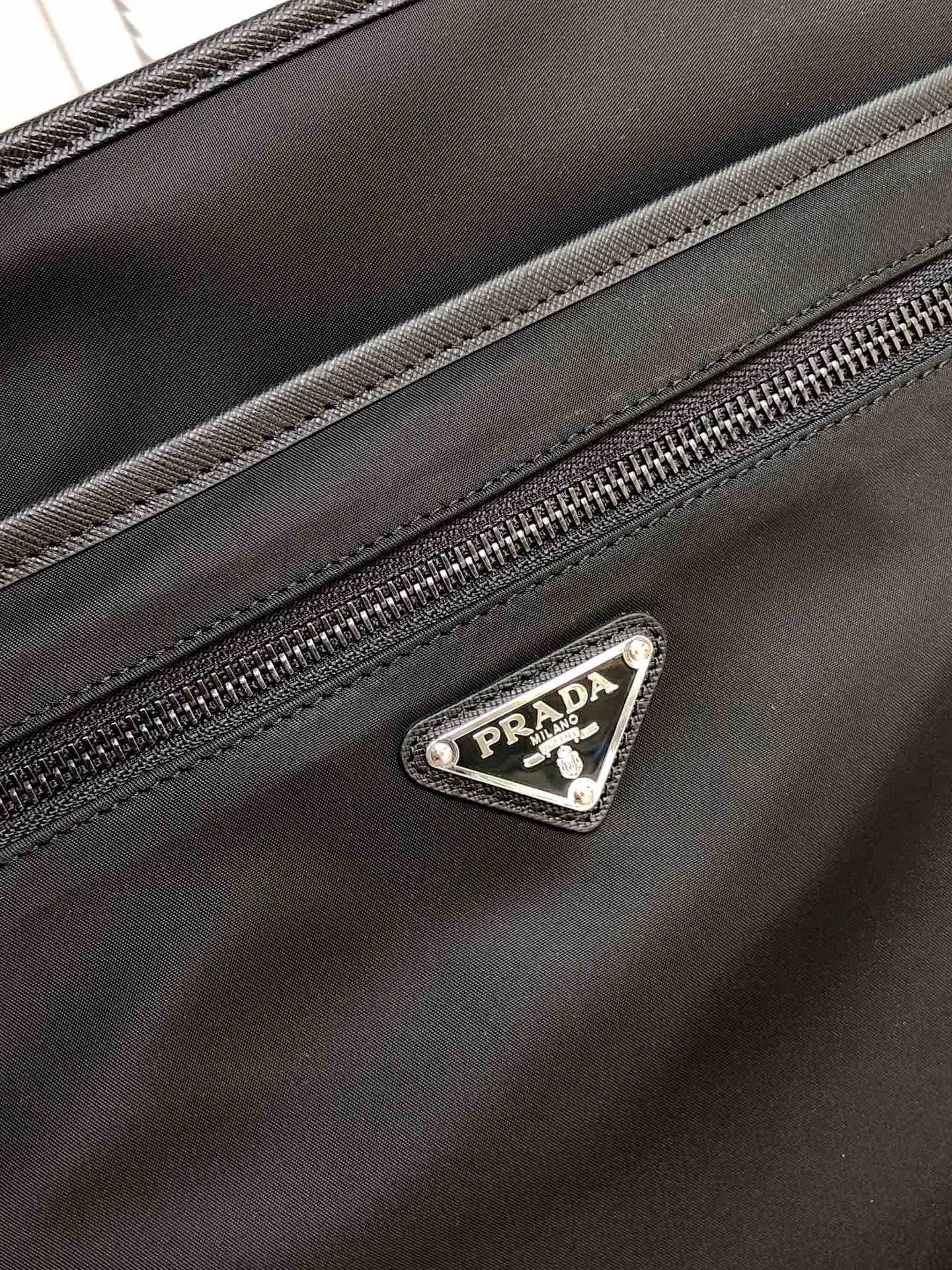 💰960♻️Exclusive first launch♻️New 2VH953 arrives👏🏻👏🏻Made with imported nylon fabric and Saffiano leather trim Polished steel hardware and black titanium zippers Prada logo lining Interior logo plaque and triangular enamel logo on front Zippered main compartment Zippered interior pocket and two interior phone pockets Three zippered exterior pockets, two on the front and one on the back Adjustable nylon shoulder strap, jacquard logo decoration, light and practical, men's favorite💼💼, length 31X height 30X bottom 6cm🤙🤙🤙