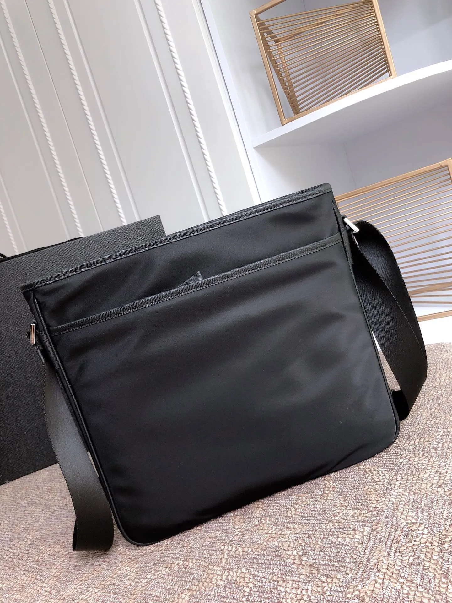 💰960♻️Exclusive first launch♻️New 2VH953 arrives👏🏻👏🏻Made with imported nylon fabric and Saffiano leather trim Polished steel hardware and black titanium zippers Prada logo lining Interior logo plaque and triangular enamel logo on front Zippered main compartment Zippered interior pocket and two interior phone pockets Three zippered exterior pockets, two on the front and one on the back Adjustable nylon shoulder strap, jacquard logo decoration, light and practical, men's favorite💼💼, length 31X height 30X bottom 6cm🤙🤙🤙