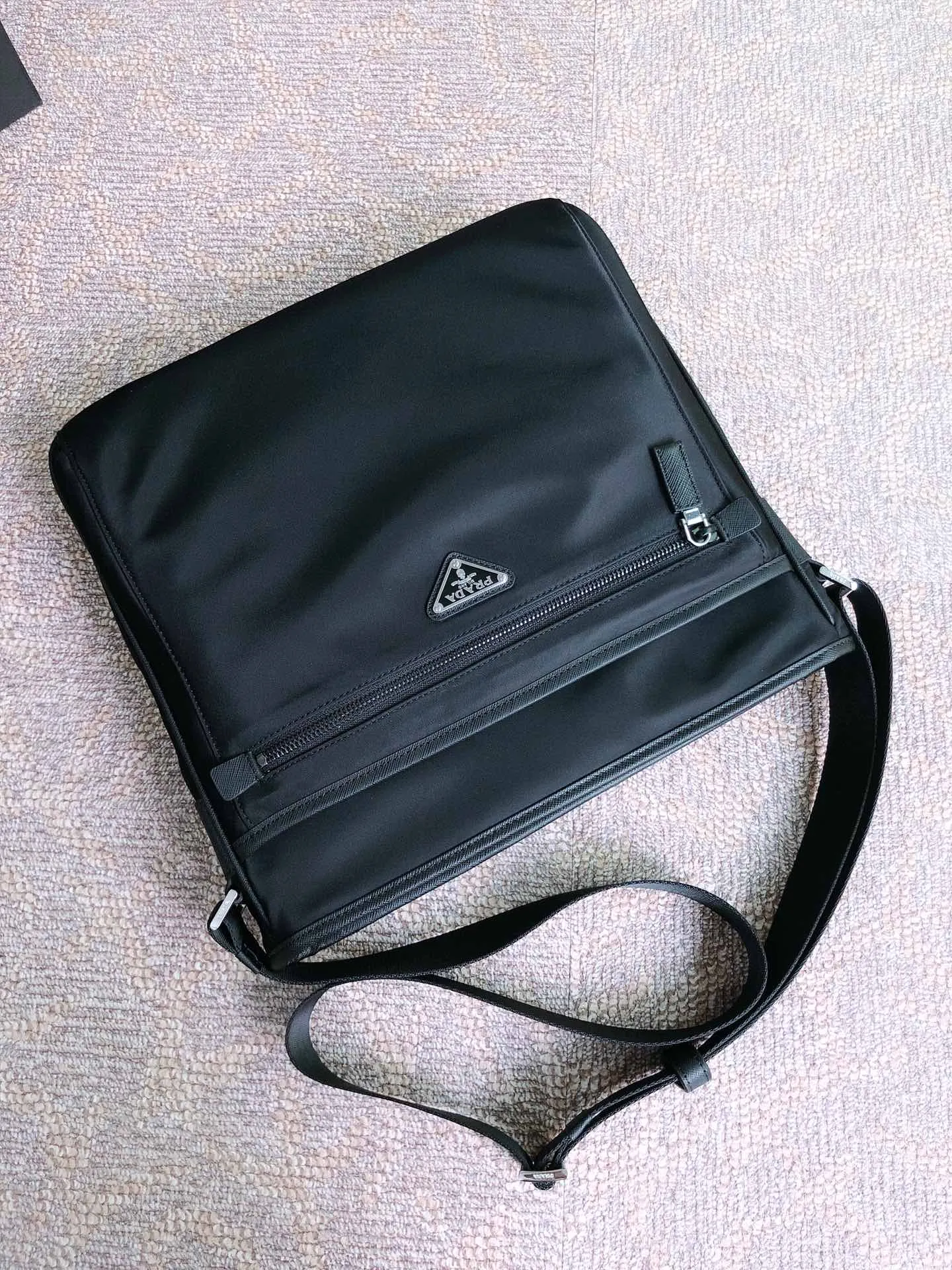 💰960♻️Exclusive first launch♻️New 2VH953 arrives👏🏻👏🏻Made with imported nylon fabric and Saffiano leather trim Polished steel hardware and black titanium zippers Prada logo lining Interior logo plaque and triangular enamel logo on front Zippered main compartment Zippered interior pocket and two interior phone pockets Three zippered exterior pockets, two on the front and one on the back Adjustable nylon shoulder strap, jacquard logo decoration, light and practical, men's favorite💼💼, length 31X height 30X bottom 6cm🤙🤙🤙