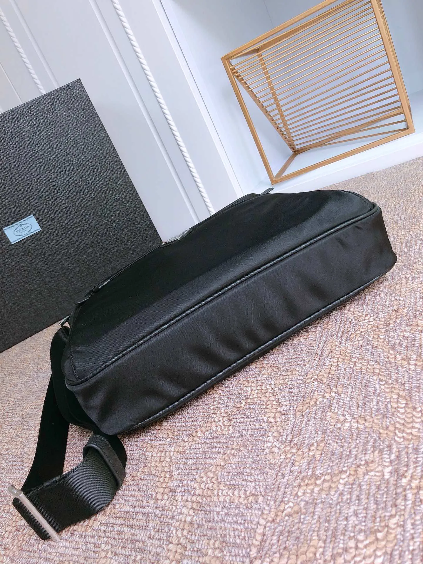 💰960♻️Exclusive first launch♻️New 2VH953 arrives👏🏻👏🏻Made with imported nylon fabric and Saffiano leather trim Polished steel hardware and black titanium zippers Prada logo lining Interior logo plaque and triangular enamel logo on front Zippered main compartment Zippered interior pocket and two interior phone pockets Three zippered exterior pockets, two on the front and one on the back Adjustable nylon shoulder strap, jacquard logo decoration, light and practical, men's favorite💼💼, length 31X height 30X bottom 6cm🤙🤙🤙