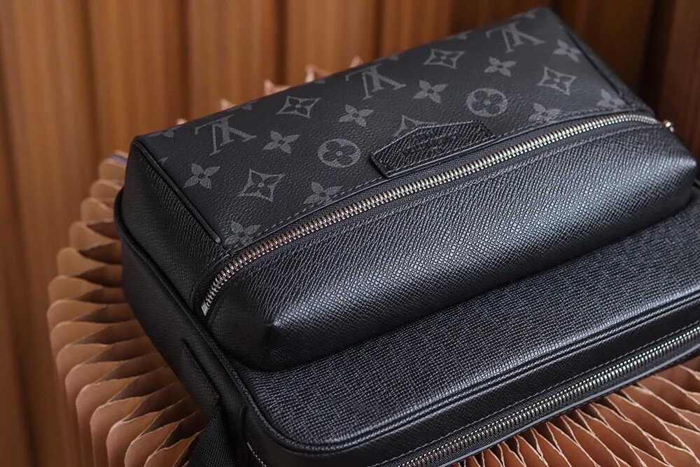 P¥720👉nfc dynamic chip version👈【Top inspection-free pure steel hardware】𝙊𝙐𝙏𝘿𝙊𝙊𝙍 Messenger bag m30233 France🇫🇷original leather/pure steel hardware Size: 26*20*10.5cm A classic yet elegant messenger bag, with exquisite details on the silver zipper and metal parts on the front, and adjustable shoulder straps for an easy carrying experience! Lightweight, durable and practical! Whether it is casual, business, or sports style, it can be matched perfectly! It is recommended to plant grass, the more you look at it, the more attractive it will be.