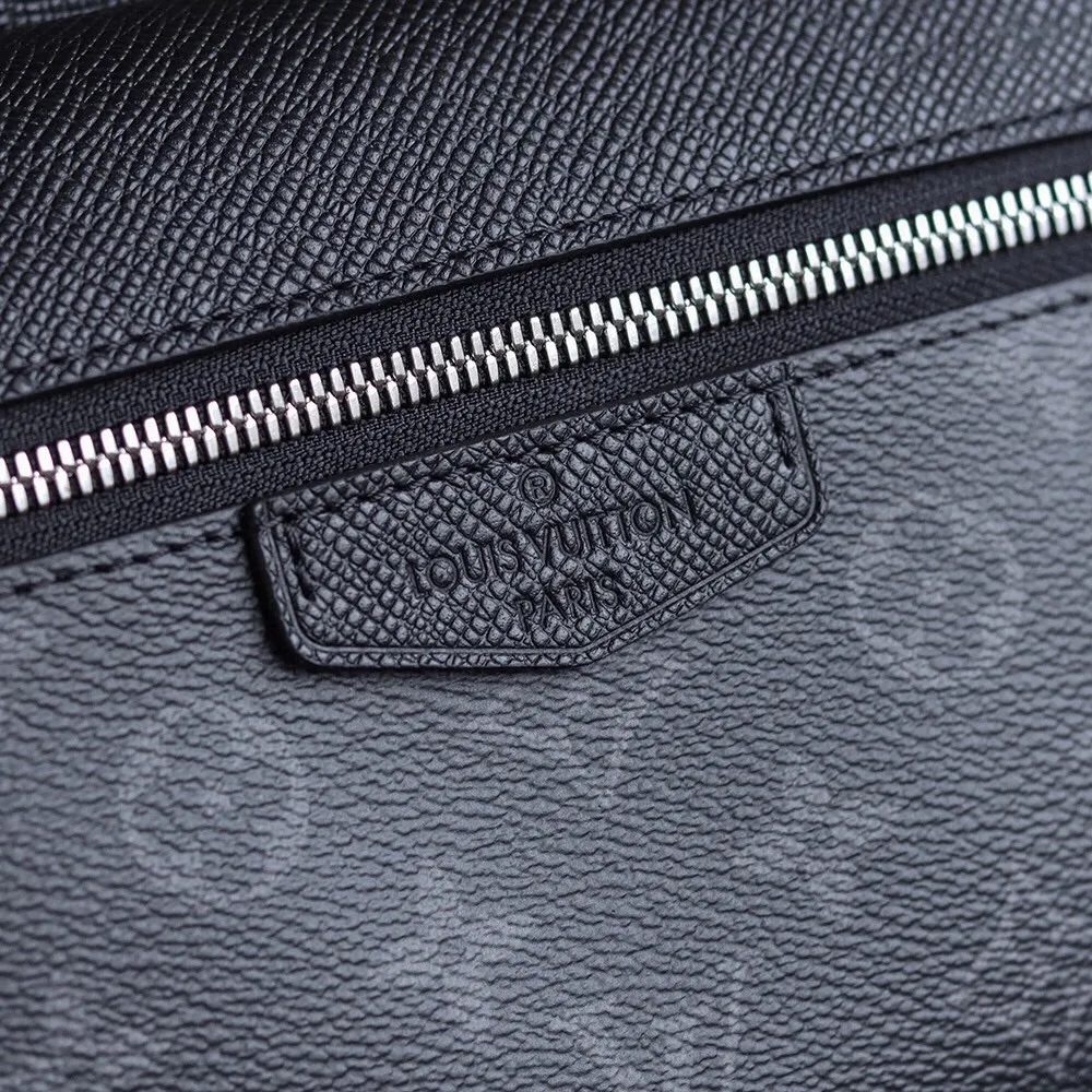 P¥720👉nfc dynamic chip version👈【Top inspection-free pure steel hardware】𝙊𝙐𝙏𝘿𝙊𝙊𝙍 Messenger bag m30233 France🇫🇷original leather/pure steel hardware Size: 26*20*10.5cm A classic yet elegant messenger bag, with exquisite details on the silver zipper and metal parts on the front, and adjustable shoulder straps for an easy carrying experience! Lightweight, durable and practical! Whether it is casual, business, or sports style, it can be matched perfectly! It is recommended to plant grass, the more you look at it, the more attractive it will be.