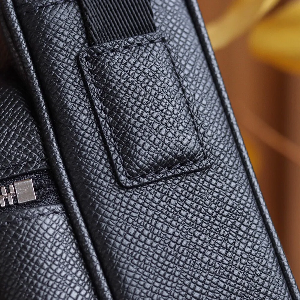P¥720👉nfc dynamic chip version👈【Top inspection-free pure steel hardware】𝙊𝙐𝙏𝘿𝙊𝙊𝙍 Messenger bag m30233 France🇫🇷original leather/pure steel hardware Size: 26*20*10.5cm A classic yet elegant messenger bag, with exquisite details on the silver zipper and metal parts on the front, and adjustable shoulder straps for an easy carrying experience! Lightweight, durable and practical! Whether it is casual, business, or sports style, it can be matched perfectly! It is recommended to plant grass, the more you look at it, the more attractive it will be.