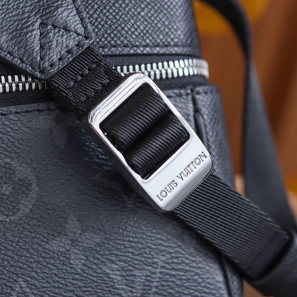 P¥720👉nfc dynamic chip version👈【Top inspection-free pure steel hardware】𝙊𝙐𝙏𝘿𝙊𝙊𝙍 Messenger bag m30233 France🇫🇷original leather/pure steel hardware Size: 26*20*10.5cm A classic yet elegant messenger bag, with exquisite details on the silver zipper and metal parts on the front, and adjustable shoulder straps for an easy carrying experience! Lightweight, durable and practical! Whether it is casual, business, or sports style, it can be matched perfectly! It is recommended to plant grass, the more you look at it, the more attractive it will be.