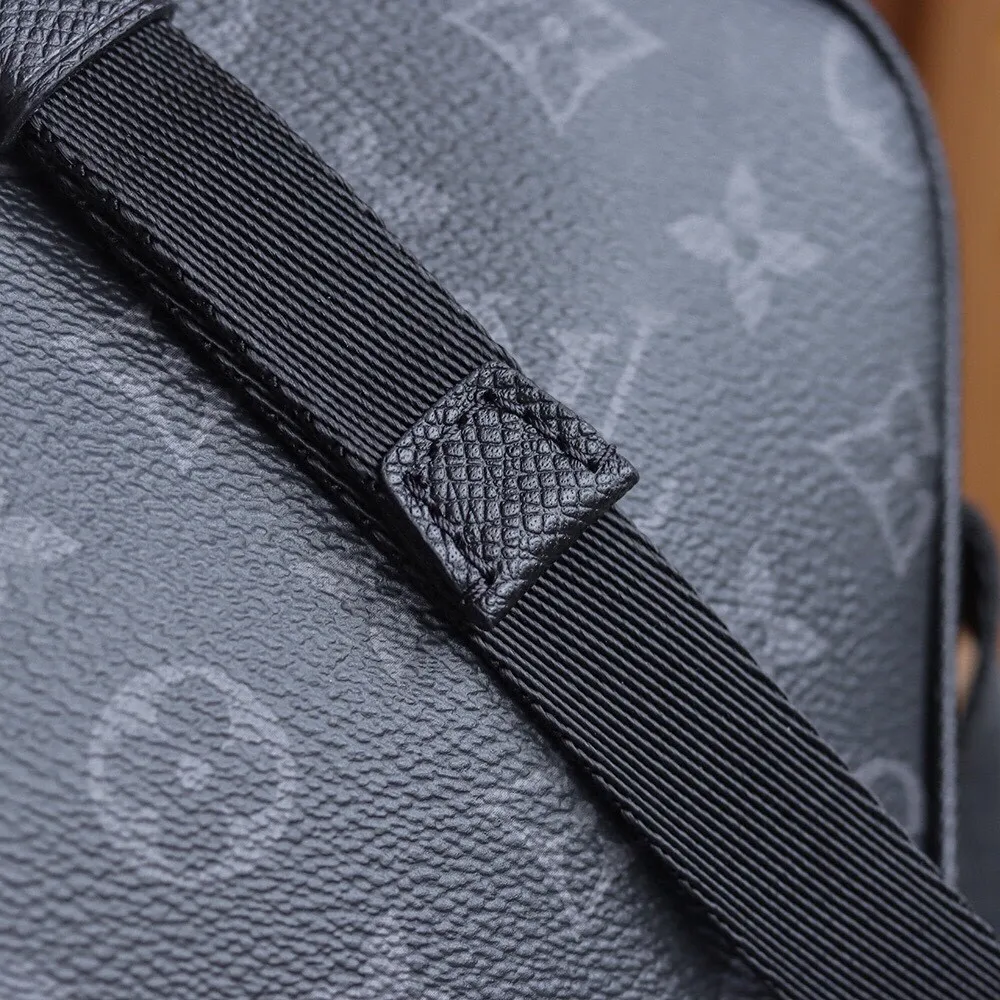 P¥720👉nfc dynamic chip version👈【Top inspection-free pure steel hardware】𝙊𝙐𝙏𝘿𝙊𝙊𝙍 Messenger bag m30233 France🇫🇷original leather/pure steel hardware Size: 26*20*10.5cm A classic yet elegant messenger bag, with exquisite details on the silver zipper and metal parts on the front, and adjustable shoulder straps for an easy carrying experience! Lightweight, durable and practical! Whether it is casual, business, or sports style, it can be matched perfectly! It is recommended to plant grass, the more you look at it, the more attractive it will be.