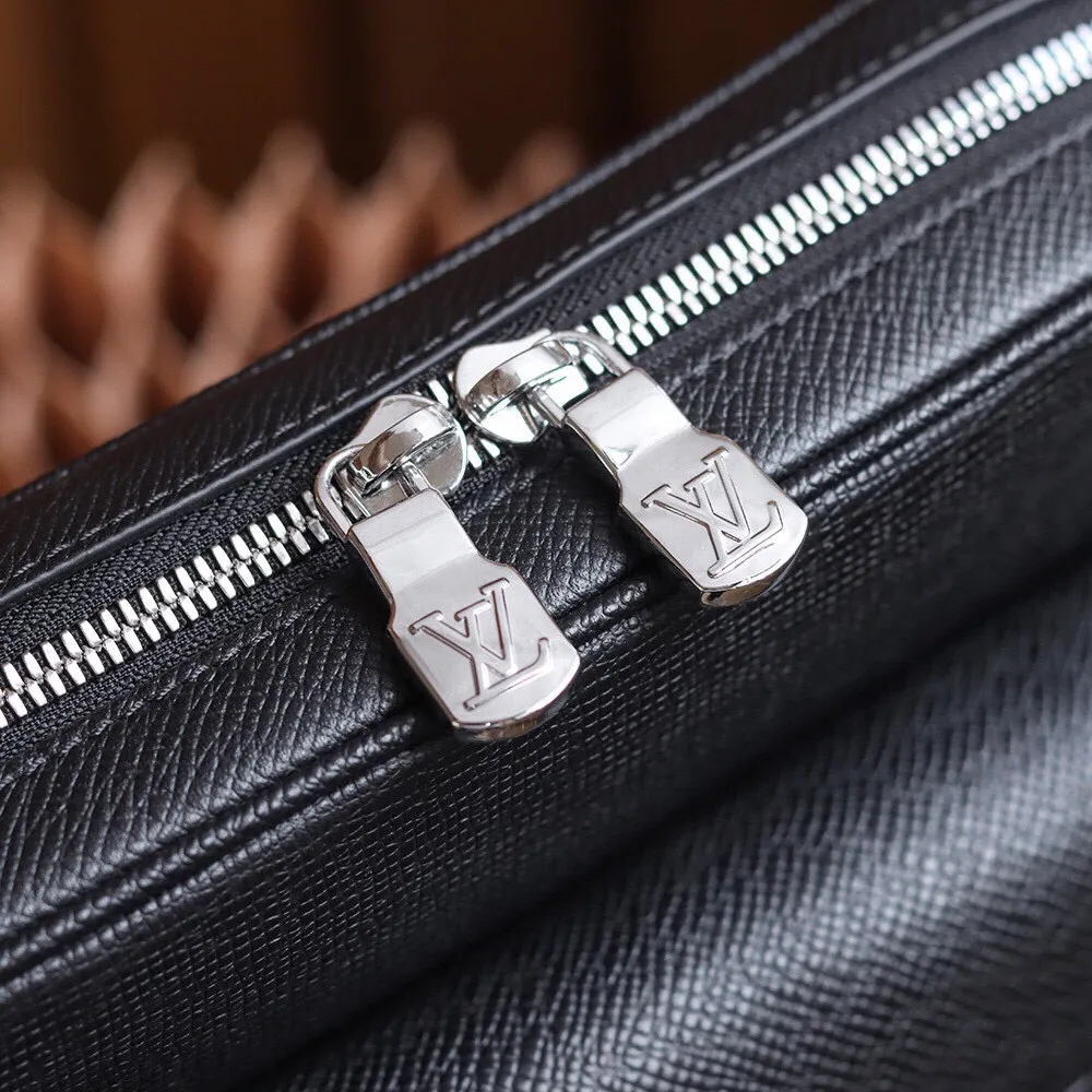 P¥720👉nfc dynamic chip version👈【Top inspection-free pure steel hardware】𝙊𝙐𝙏𝘿𝙊𝙊𝙍 Messenger bag m30233 France🇫🇷original leather/pure steel hardware Size: 26*20*10.5cm A classic yet elegant messenger bag, with exquisite details on the silver zipper and metal parts on the front, and adjustable shoulder straps for an easy carrying experience! Lightweight, durable and practical! Whether it is casual, business, or sports style, it can be matched perfectly! It is recommended to plant grass, the more you look at it, the more attractive it will be.