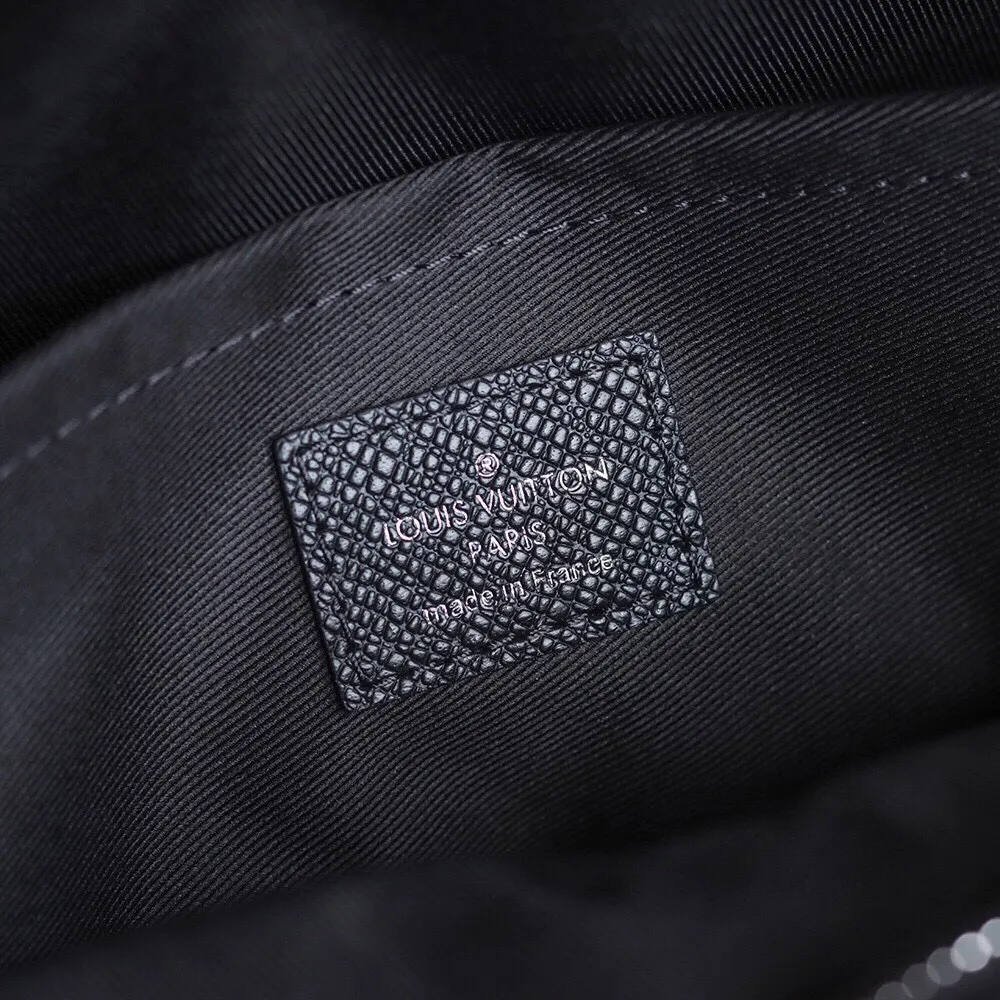 P¥720👉nfc dynamic chip version👈【Top inspection-free pure steel hardware】𝙊𝙐𝙏𝘿𝙊𝙊𝙍 Messenger bag m30233 France🇫🇷original leather/pure steel hardware Size: 26*20*10.5cm A classic yet elegant messenger bag, with exquisite details on the silver zipper and metal parts on the front, and adjustable shoulder straps for an easy carrying experience! Lightweight, durable and practical! Whether it is casual, business, or sports style, it can be matched perfectly! It is recommended to plant grass, the more you look at it, the more attractive it will be.