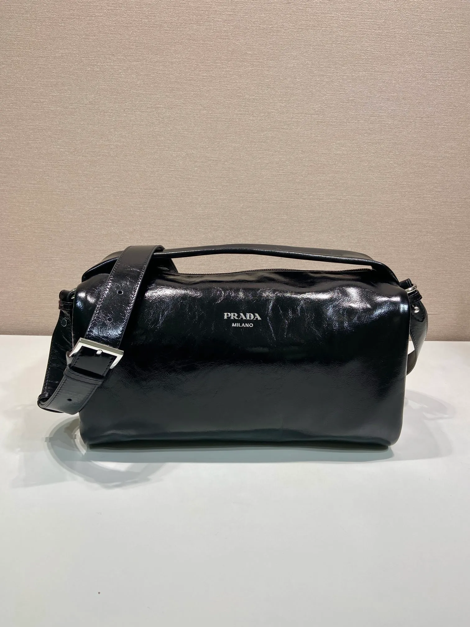 💰1760🎉New Boston🎉2VH194 waxed leather large size🎉🎉 This Boston handbag is fashionable and elegant. Its design is inspired by retro designs and details. The waxed cowhide has a glossy effect, giving the accessory a soft and unique appearance. It is also embellished with a metal letter logo. Equipped with a detachable long shoulder strap, the capacity is large, and the upper body effect is light and practical. Babies, hurry up and get it. The large size is for men and women🎉🎉 Length 33x Height 17x Bottom 17cm🎉🎉🎉👏👏👏