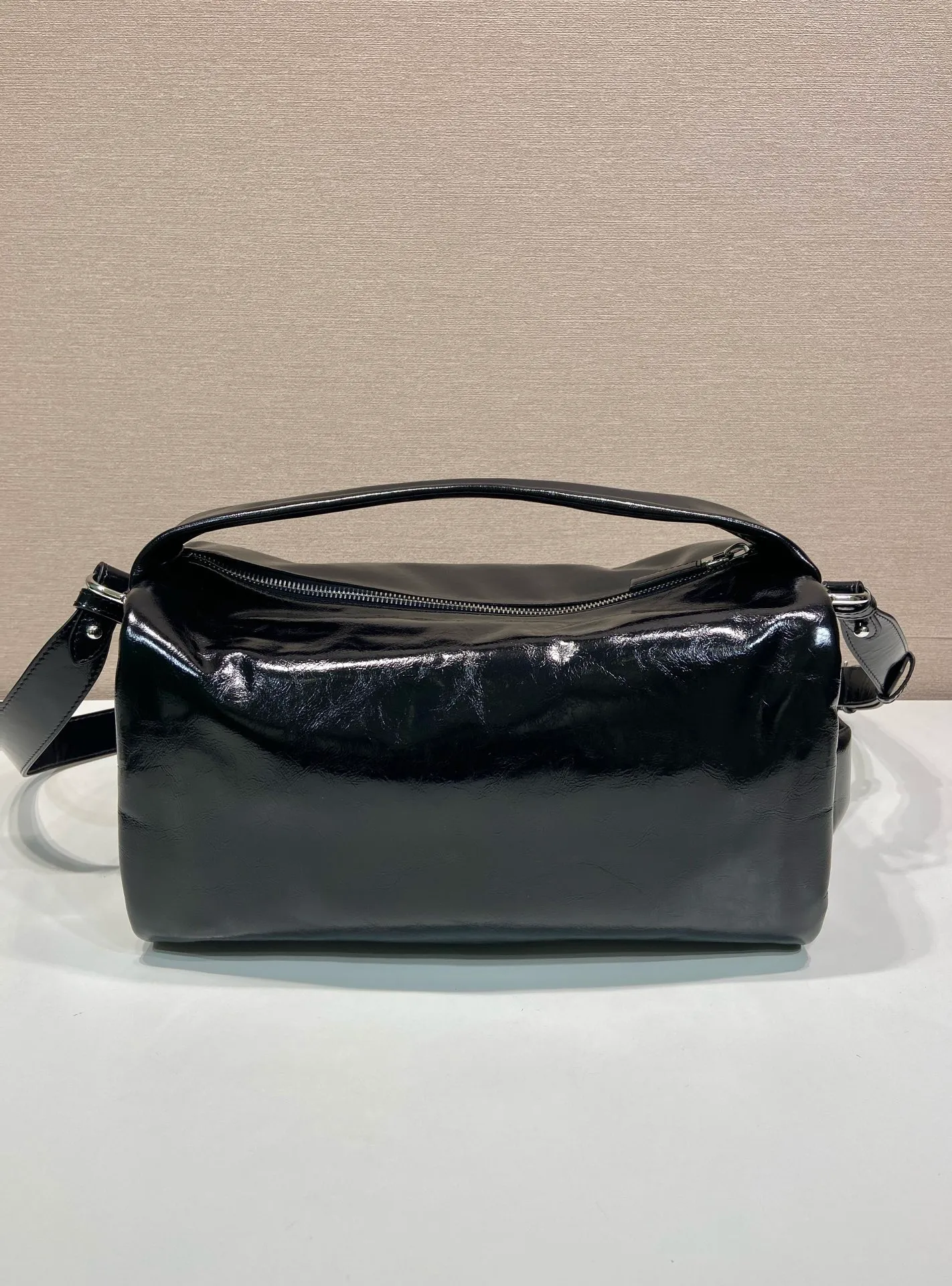💰1760🎉New Boston🎉2VH194 waxed leather large size🎉🎉 This Boston handbag is fashionable and elegant. Its design is inspired by retro designs and details. The waxed cowhide has a glossy effect, giving the accessory a soft and unique appearance. It is also embellished with a metal letter logo. Equipped with a detachable long shoulder strap, the capacity is large, and the upper body effect is light and practical. Babies, hurry up and get it. The large size is for men and women🎉🎉 Length 33x Height 17x Bottom 17cm🎉🎉🎉👏👏👏
