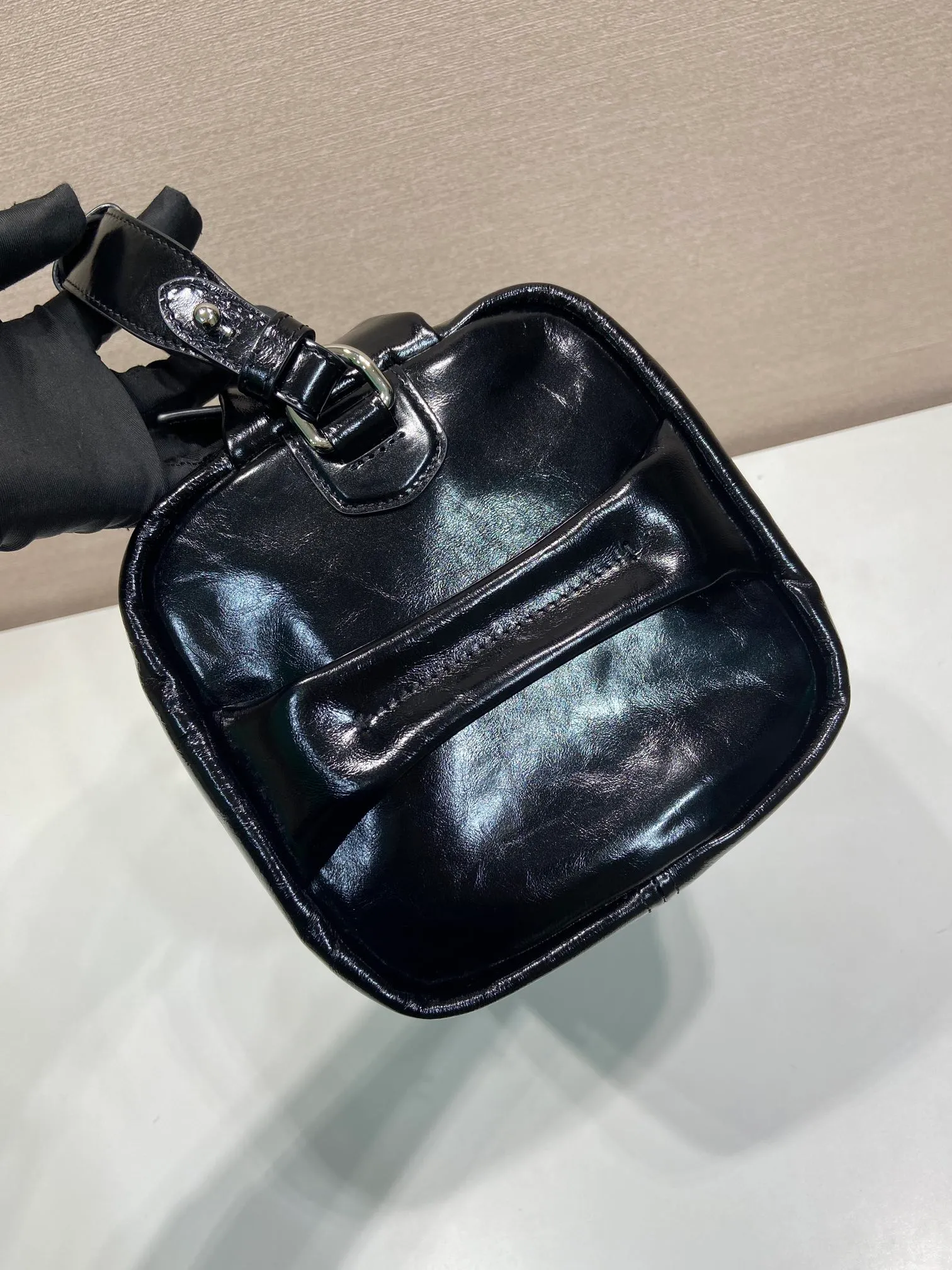 💰1760🎉New Boston🎉2VH194 waxed leather large size🎉🎉 This Boston handbag is fashionable and elegant. Its design is inspired by retro designs and details. The waxed cowhide has a glossy effect, giving the accessory a soft and unique appearance. It is also embellished with a metal letter logo. Equipped with a detachable long shoulder strap, the capacity is large, and the upper body effect is light and practical. Babies, hurry up and get it. The large size is for men and women🎉🎉 Length 33x Height 17x Bottom 17cm🎉🎉🎉👏👏👏