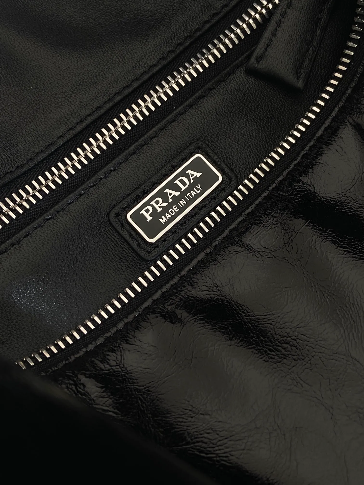 💰1760🎉New Boston🎉2VH194 waxed leather large size🎉🎉 This Boston handbag is fashionable and elegant. Its design is inspired by retro designs and details. The waxed cowhide has a glossy effect, giving the accessory a soft and unique appearance. It is also embellished with a metal letter logo. Equipped with a detachable long shoulder strap, the capacity is large, and the upper body effect is light and practical. Babies, hurry up and get it. The large size is for men and women🎉🎉 Length 33x Height 17x Bottom 17cm🎉🎉🎉👏👏👏