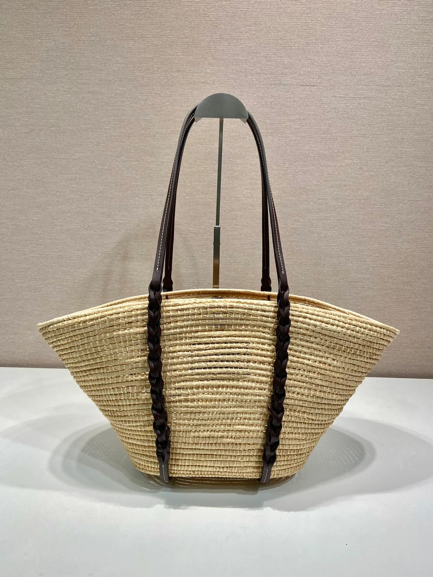 💰1860🎉Hot-selling vegetable basket🎉1BG312 has arrived🎉🎉 This vegetable basket is made of complex hand-woven and cowhide weaving. It can be carried on the shoulder and carried by hand. It has a large capacity and is a must-have in summer. The upper body effect is very nice👍👍Hurry up and get it🎉🎉 Bottom length 24 (bag opening 55) x height 24 x bottom 17cm🎉🎉🎉👏👏👏