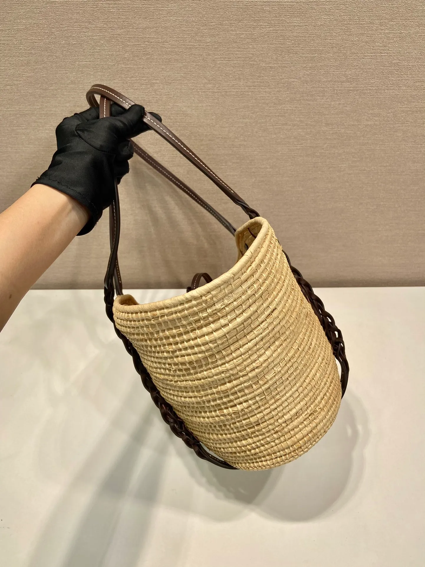 💰1860🎉Hot-selling vegetable basket🎉1BG312 has arrived🎉🎉 This vegetable basket is made of complex hand-woven and cowhide weaving. It can be carried on the shoulder and carried by hand. It has a large capacity and is a must-have in summer. The upper body effect is very nice👍👍Hurry up and get it🎉🎉 Bottom length 24 (bag opening 55) x height 24 x bottom 17cm🎉🎉🎉👏👏👏